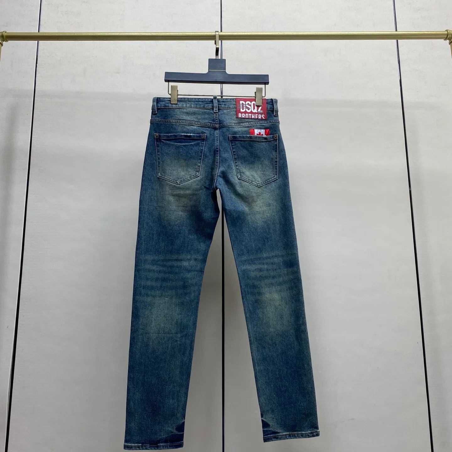 P240 2025 Autumn and Winter European Counter New Style, Super A Purchasing Level Overseas Trading Company Order Source, Top Original High-end Men's Customized Fashion Slim Small Straight Jeans 2818 Color: Heavy craftsmanship, fried sand and water, picture color Size: 29-40 Fabric: Denim washed jeans! Luxurious experience. Customer-supplied trade channel. The simple and charming classic trousers are made of customer-supplied denim. The texture is thick, comfortable and breathable. The cutting of high-quality craftsmanship is top-notch, and the overall design is very exquisite. The cuffing design on the inside and outside is perfect, and the use of poly-strand mechanical needle edge banding technology highlights the brand's luxurious inner charm. The brand logo is full and thick, and the chiseled buttons are thick and rigorous, bringing a new fashion taste to this ordinary trousers!  Excipients: Complete with three standards