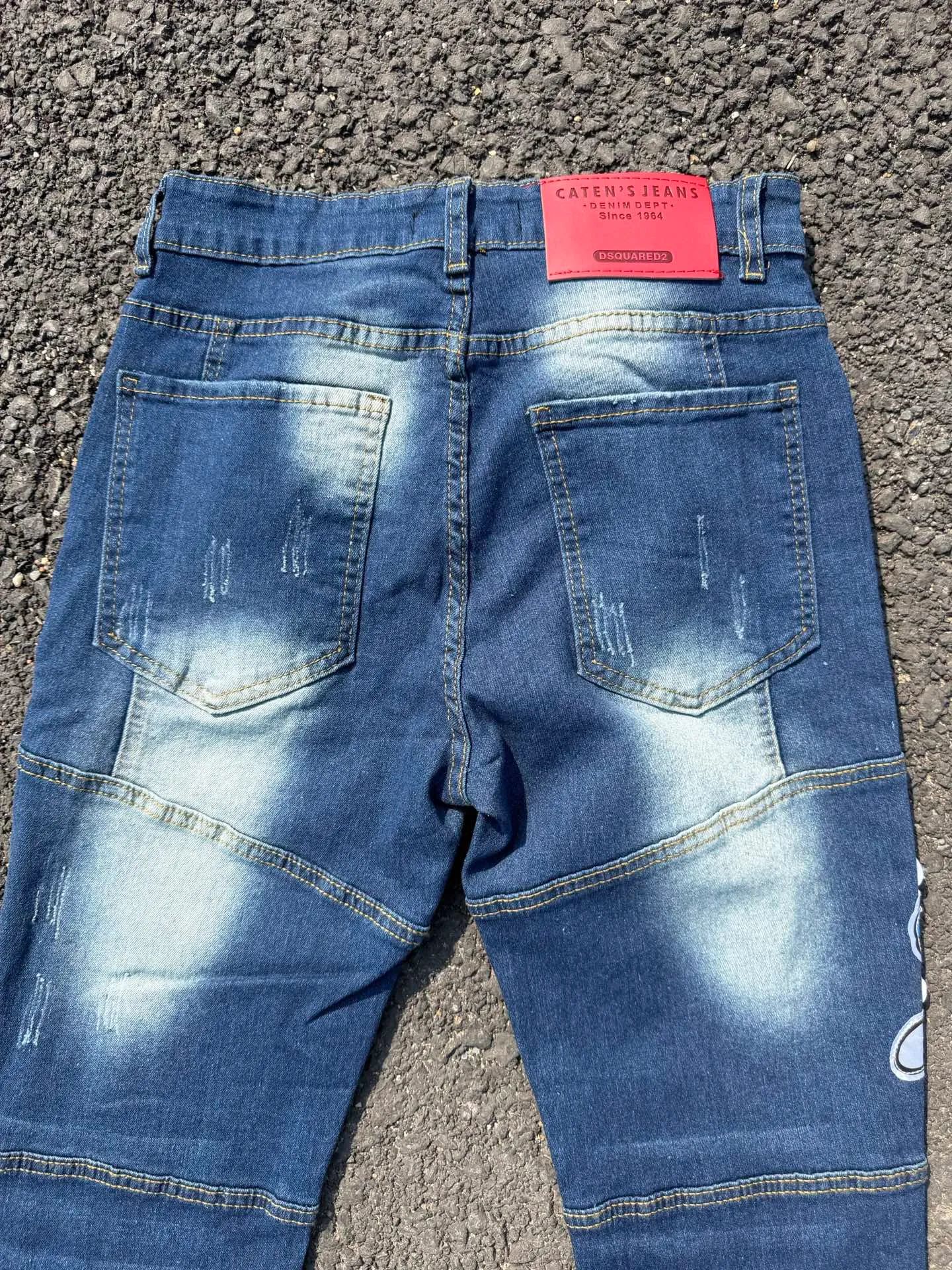 P186 💰 D2 new embroidered men's ripped trendy jeans, elastic personalized patches, slim fit, beggar's pants with small feet, top-quality materials, super soft high cotton washed denim fabric, each piece of washed denim fabric costs up to three times more than the conventional process. The touch is extremely delicate and the texture is very good. The whole body is simple and elegant. The back pocket of the trousers uses high-end direct injection technology. It is extremely exquisite. Full marks for details. Color: Picture color Size: 30-32-34-36 (corresponding to M-L-XL-XXL)