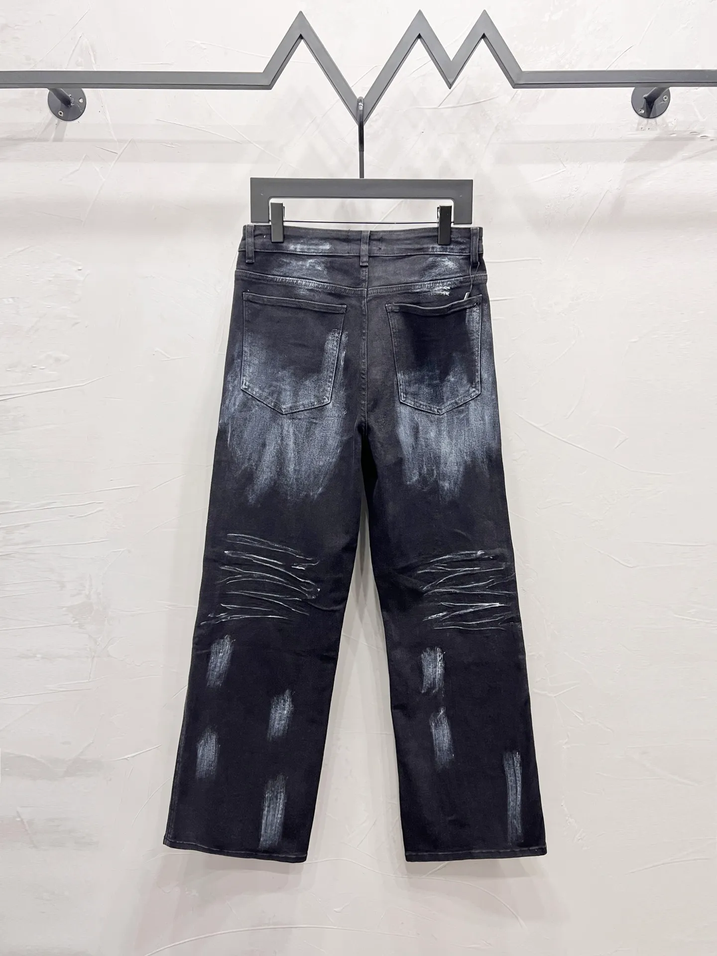 P300 Style No. [M1214] DSQUARED 2 SS25 Nicholas Tse's same style five-pointed star rhinestone washed mid-rise straight jeans for men and women. Top ceiling quality. Styles with different washed textures, very friendly to people with thin legs and thick legs. The straight and slim version is very flattering to the leg shape. Moderate length that never goes out of style, easy to match with casual, basic styling for various styles, a must-have in the wardrobe! The fabric is stiff but also makes the upper body soft without losing texture. The washing process is even more perfect. It is a must-have item for everyone! ! ! Washed wheat, hang tag, pants label, three labels complete Color: black Size: 30, 32, 34, 36