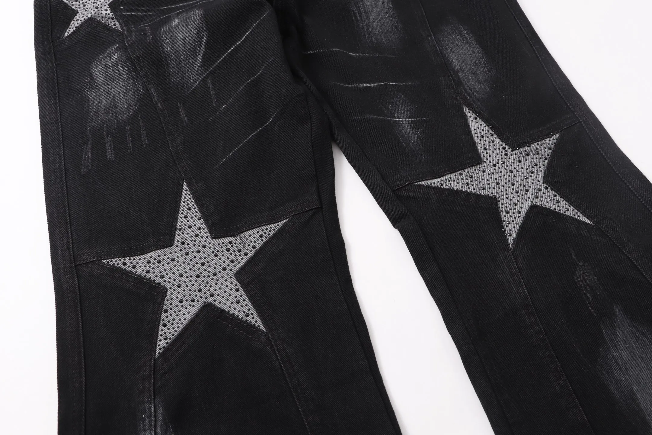 P290 Style number: H85 DSQUARED2 & DSQ2 ss25 Nicholas Tse micro-flared black jeans. Styles with different washes and textures. Very friendly to people with thin legs. The micro-flared version is very flattering to the leg shape. Moderate length that never goes out of style, easy to match with casual, basic styling for various styles, a must-have in the wardrobe! The fabric is stiff but also makes the upper body soft without losing texture. The washing process is even more perfect. It is a must-have item for everyone! ! ! Washed wheat, hang tag, pants label, three labels complete Color: black Size: 28-30-32-34-36