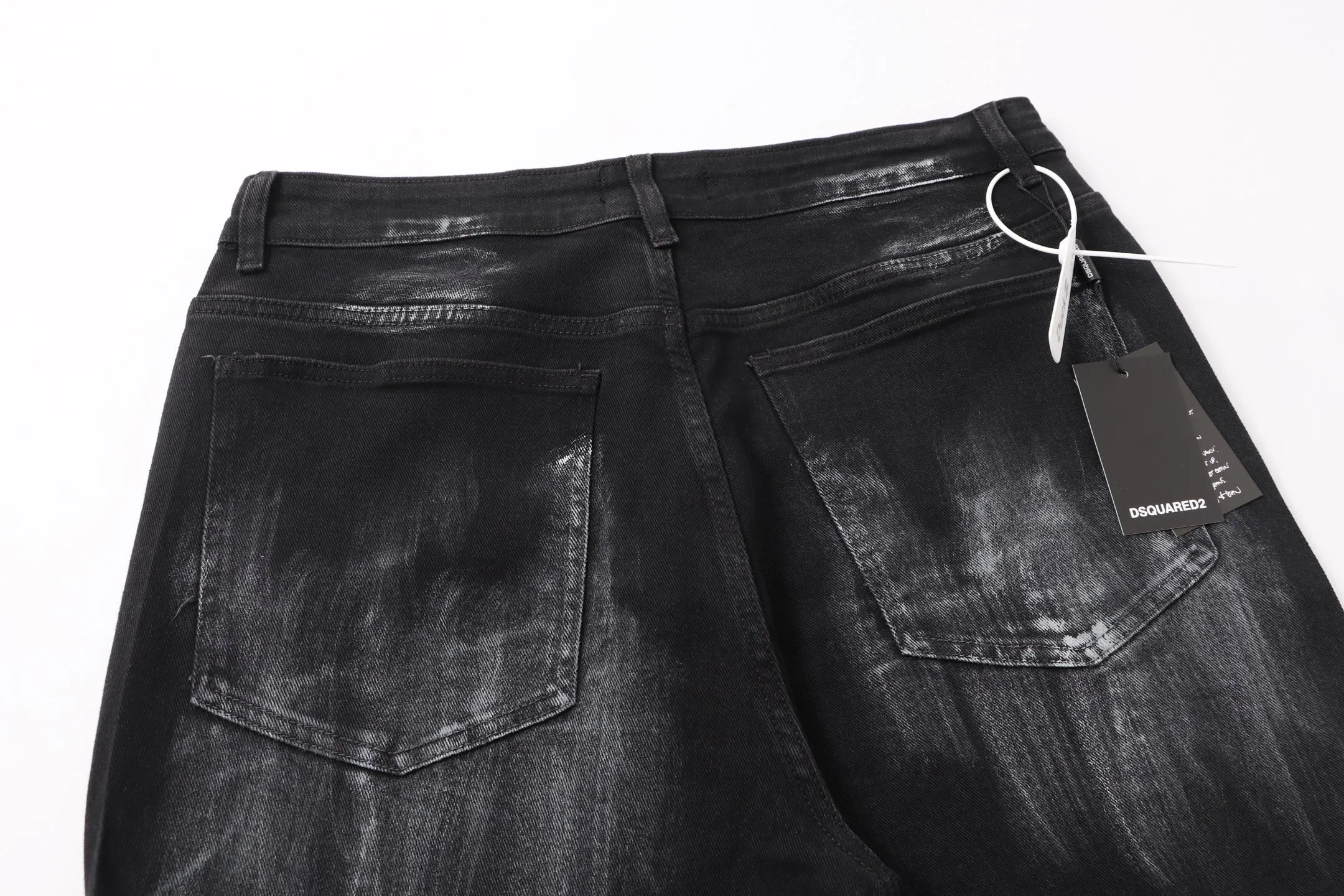 P290 Style number: H85 DSQUARED2 & DSQ2 ss25 Nicholas Tse micro-flared black jeans. Styles with different washes and textures. Very friendly to people with thin legs. The micro-flared version is very flattering to the leg shape. Moderate length that never goes out of style, easy to match with casual, basic styling for various styles, a must-have in the wardrobe! The fabric is stiff but also makes the upper body soft without losing texture. The washing process is even more perfect. It is a must-have item for everyone! ! ! Washed wheat, hang tag, pants label, three labels complete Color: black Size: 28-30-32-34-36
