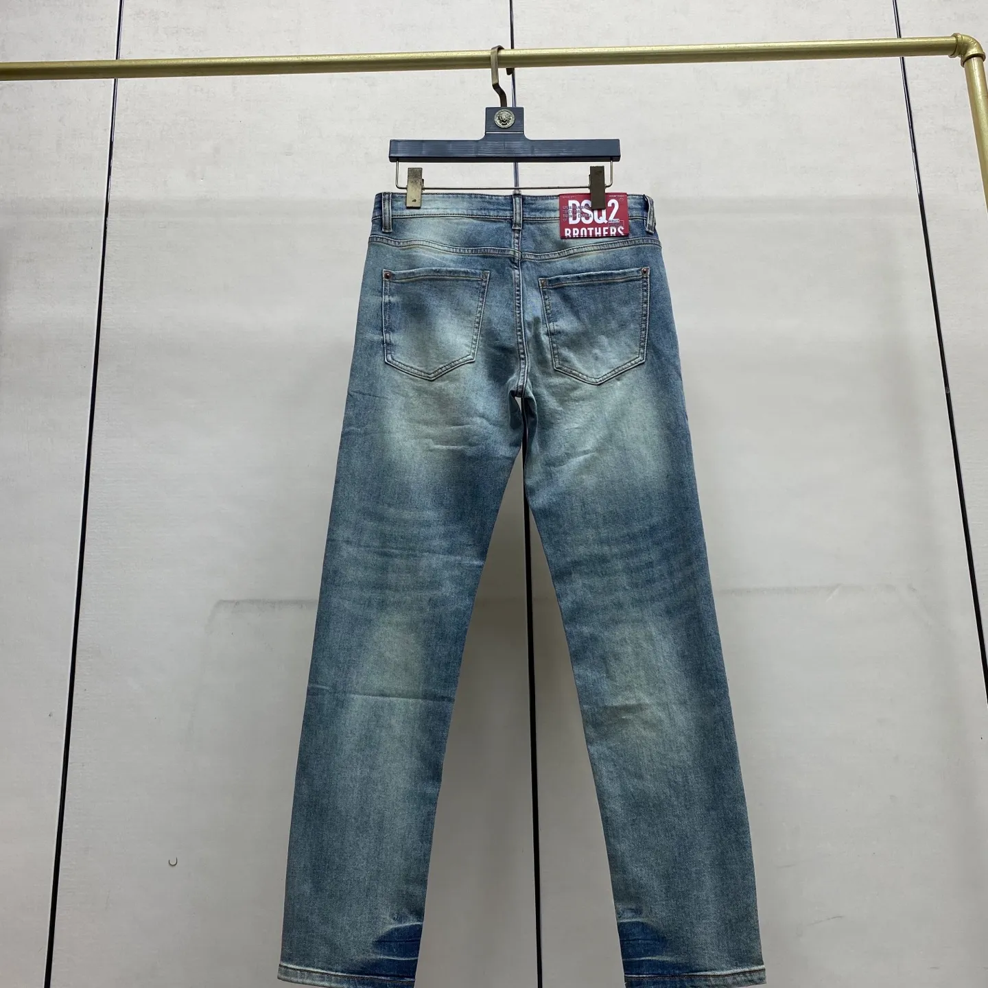 P240 🔥🔥🔥 [Top Version] 2026 Spring and Summer European Counter New Style, Super A Purchasing Level Overseas Trading Company Order Source, Top Original High-end Men's Customized Fashion Slim Small Straight Jeans 222～2 Color: Heavy craftsmanship, fried sand and water, picture color Size: 29-40 Fabric: Denim washed jeans! Luxurious experience. Customer-supplied trade channel. The simple and charming classic trousers are made of customer-supplied denim. The texture is thick, comfortable and breathable. The cutting of high-quality craftsmanship is top-notch, and the overall design is very exquisite. The cuffing design on the inside and outside is perfect, and the use of poly-strand mechanical needle edge banding technology highlights the brand's luxurious inner charm. The brand logo is full and thick, and the chiseled buttons are thick and rigorous, bringing a new fashion taste to this ordinary trousers!  Excipients: Complete with three standards