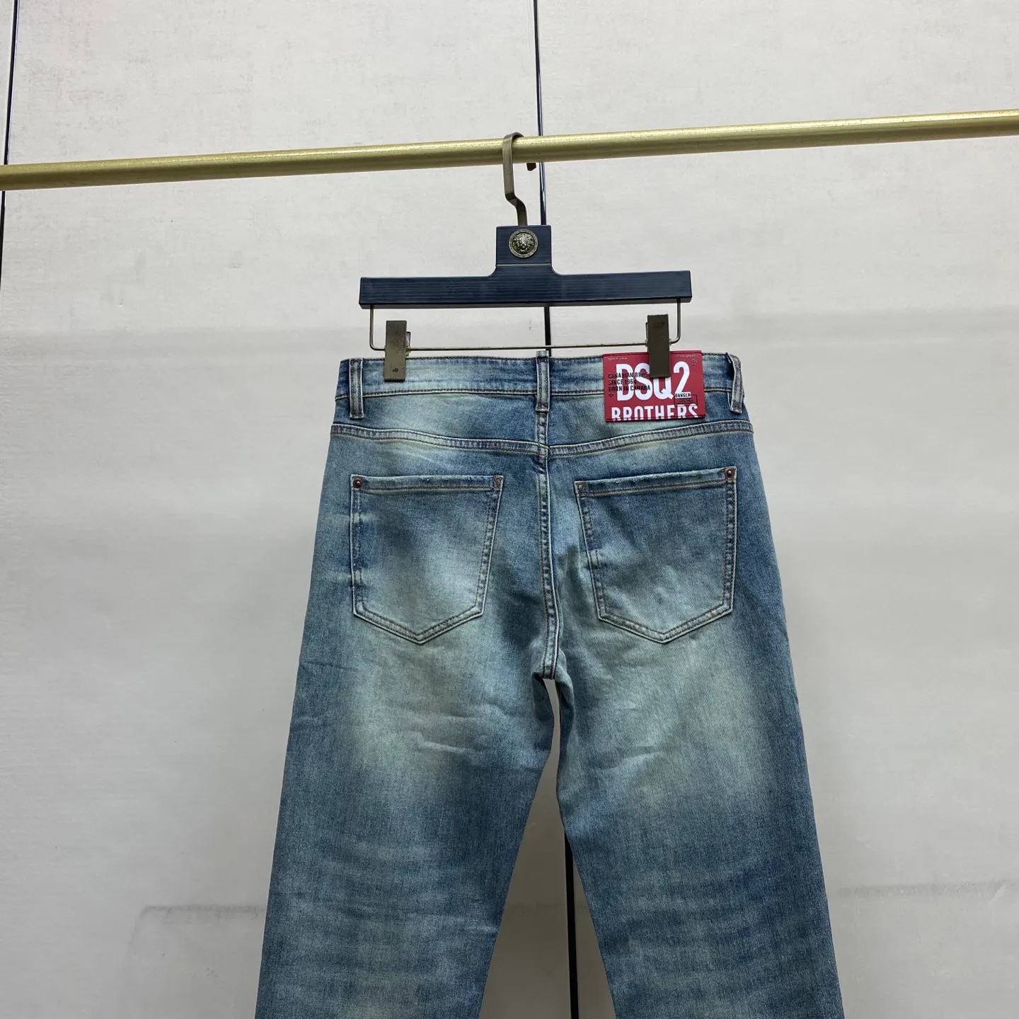 P240 🔥🔥🔥 [Top Version] 2026 Spring and Summer European Counter New Style, Super A Purchasing Level Overseas Trading Company Order Source, Top Original High-end Men's Customized Fashion Slim Small Straight Jeans 222～2 Color: Heavy craftsmanship, fried sand and water, picture color Size: 29-40 Fabric: Denim washed jeans! Luxurious experience. Customer-supplied trade channel. The simple and charming classic trousers are made of customer-supplied denim. The texture is thick, comfortable and breathable. The cutting of high-quality craftsmanship is top-notch, and the overall design is very exquisite. The cuffing design on the inside and outside is perfect, and the use of poly-strand mechanical needle edge banding technology highlights the brand's luxurious inner charm. The brand logo is full and thick, and the chiseled buttons are thick and rigorous, bringing a new fashion taste to this ordinary trousers!  Excipients: Complete with three standards