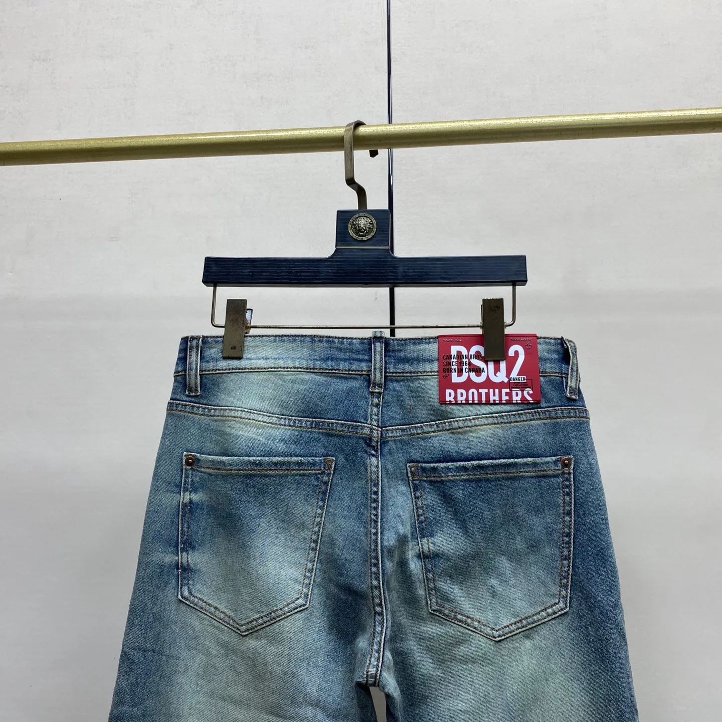 P240 🔥🔥🔥 [Top Version] 2026 Spring and Summer European Counter New Style, Super A Purchasing Level Overseas Trading Company Order Source, Top Original High-end Men's Customized Fashion Slim Small Straight Jeans 222～2 Color: Heavy craftsmanship, fried sand and water, picture color Size: 29-40 Fabric: Denim washed jeans! Luxurious experience. Customer-supplied trade channel. The simple and charming classic trousers are made of customer-supplied denim. The texture is thick, comfortable and breathable. The cutting of high-quality craftsmanship is top-notch, and the overall design is very exquisite. The cuffing design on the inside and outside is perfect, and the use of poly-strand mechanical needle edge banding technology highlights the brand's luxurious inner charm. The brand logo is full and thick, and the chiseled buttons are thick and rigorous, bringing a new fashion taste to this ordinary trousers!  Excipients: Complete with three standards