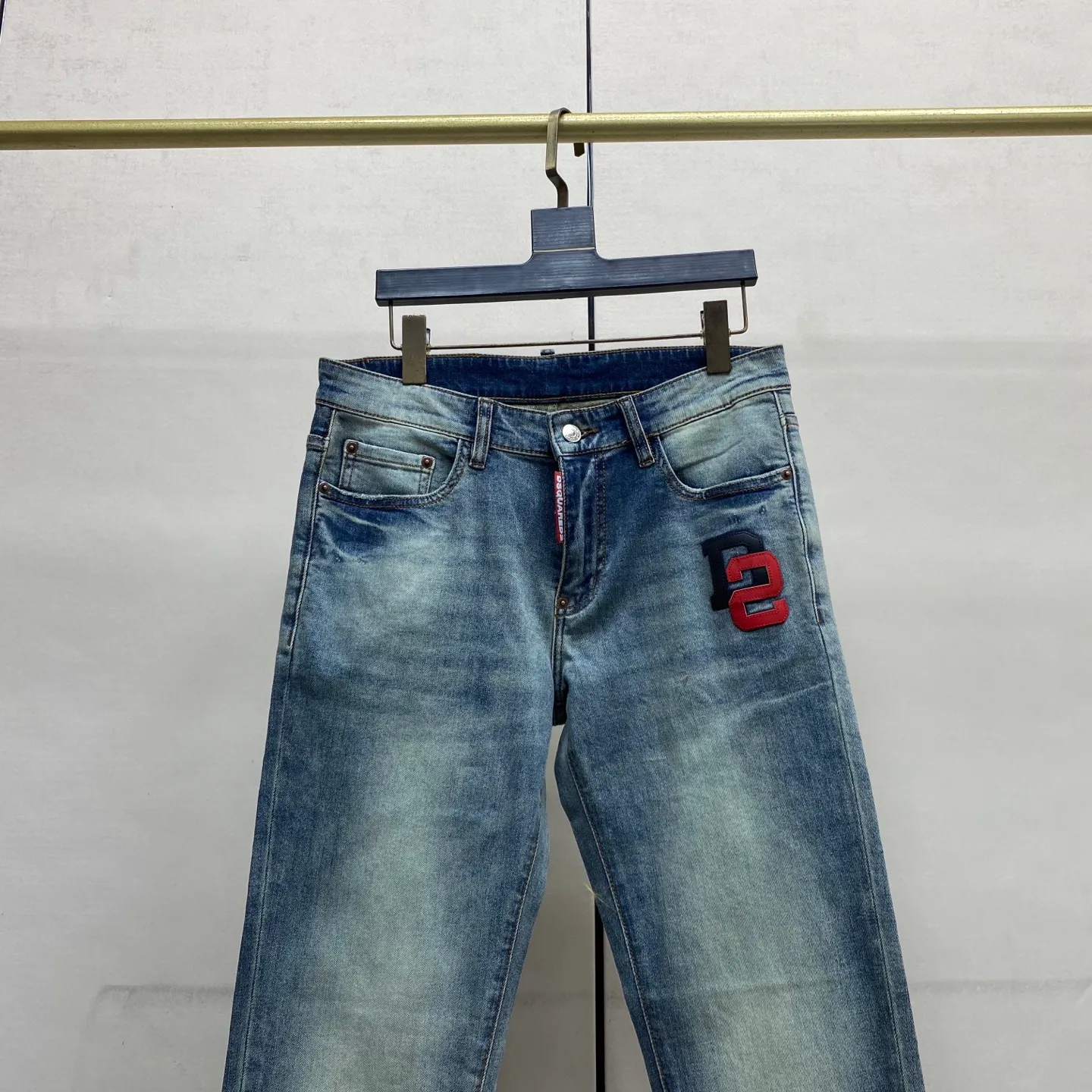 P240 🔥🔥🔥 [Top Version] 2026 Spring and Summer European Counter New Style, Super A Purchasing Level Overseas Trading Company Order Source, Top Original High-end Men's Customized Fashion Slim Small Straight Jeans 222～2 Color: Heavy craftsmanship, fried sand and water, picture color Size: 29-40 Fabric: Denim washed jeans! Luxurious experience. Customer-supplied trade channel. The simple and charming classic trousers are made of customer-supplied denim. The texture is thick, comfortable and breathable. The cutting of high-quality craftsmanship is top-notch, and the overall design is very exquisite. The cuffing design on the inside and outside is perfect, and the use of poly-strand mechanical needle edge banding technology highlights the brand's luxurious inner charm. The brand logo is full and thick, and the chiseled buttons are thick and rigorous, bringing a new fashion taste to this ordinary trousers!  Excipients: Complete with three standards