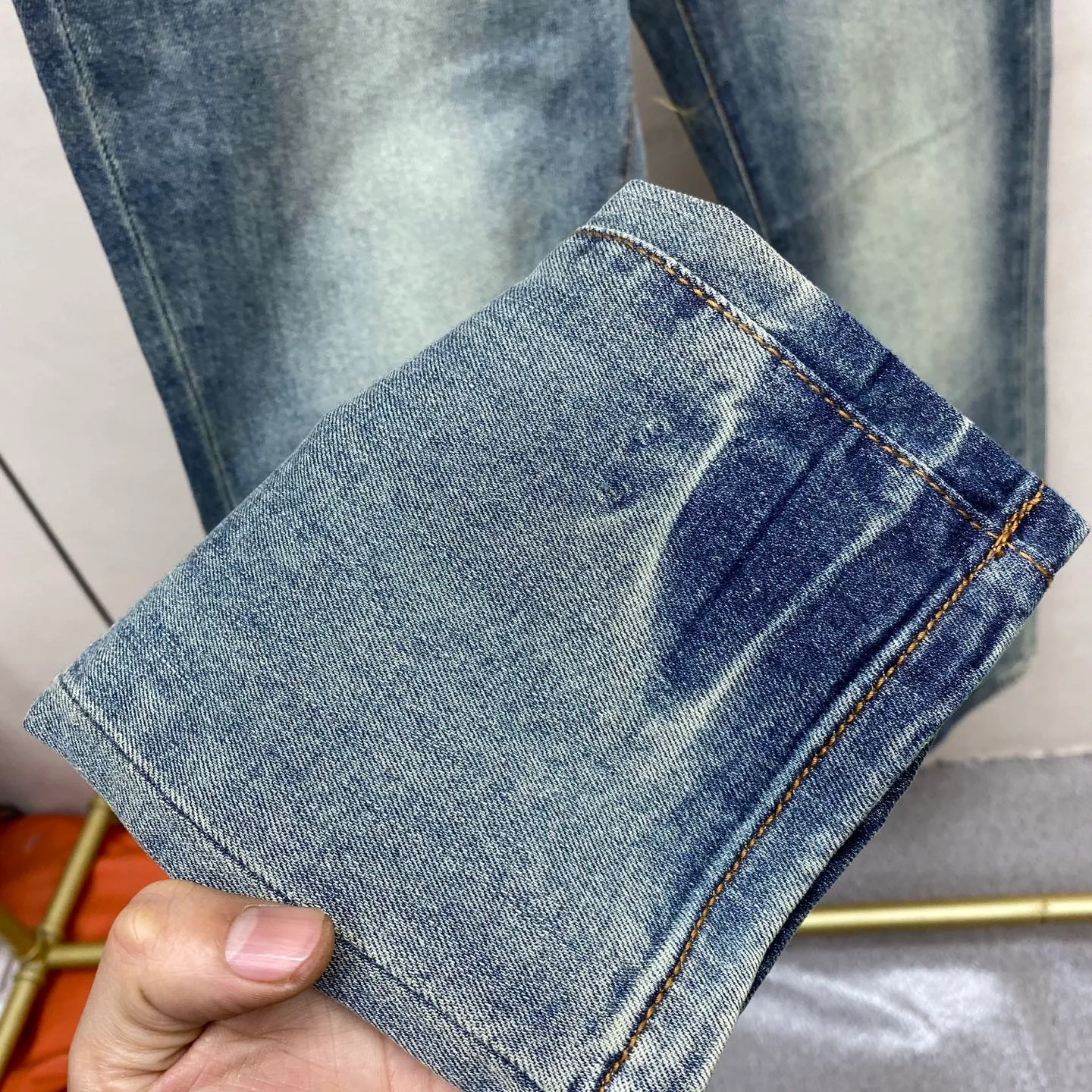 P240 🔥🔥🔥 [Top Version] 2026 Spring and Summer European Counter New Style, Super A Purchasing Level Overseas Trading Company Order Source, Top Original High-end Men's Customized Fashion Slim Small Straight Jeans 222～2 Color: Heavy craftsmanship, fried sand and water, picture color Size: 29-40 Fabric: Denim washed jeans! Luxurious experience. Customer-supplied trade channel. The simple and charming classic trousers are made of customer-supplied denim. The texture is thick, comfortable and breathable. The cutting of high-quality craftsmanship is top-notch, and the overall design is very exquisite. The cuffing design on the inside and outside is perfect, and the use of poly-strand mechanical needle edge banding technology highlights the brand's luxurious inner charm. The brand logo is full and thick, and the chiseled buttons are thick and rigorous, bringing a new fashion taste to this ordinary trousers!  Excipients: Complete with three standards