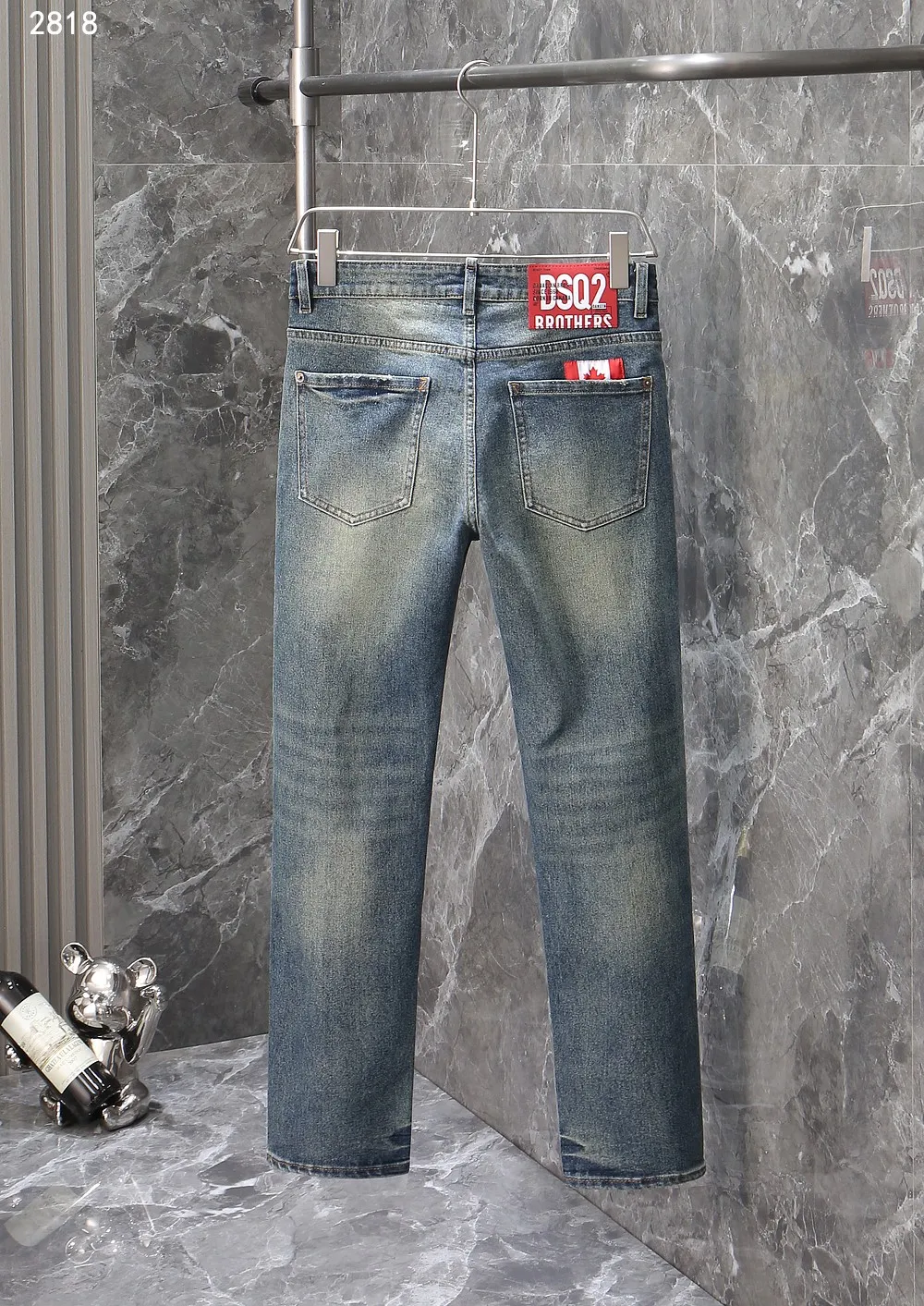 P230 Second Power 2025 Autumn and Winter European Counter New Style Super A Purchasing Level Overseas Trading Company Order Source, Top Original High-end Men's Customized Fashion Slim Small Straight Jeans 2818 Color: Heavy craftsmanship, fried sand and water, picture color Size: 29-40 Fabric: Denim washed jeans! Luxurious experience. Customer-supplied trade channel. The simple and charming classic trousers are made of customer-supplied denim. The texture is thick, comfortable and breathable. The cutting of high-quality craftsmanship is top-notch, and the overall design is very exquisite. The cuffing design on the inside and outside is perfect, and the use of poly-strand mechanical needle edge banding technology highlights the brand's luxurious inner charm. The brand logo is full and thick, and the chiseled buttons are thick and rigorous, bringing a new fashion taste to this ordinary trousers!  Excipients: Complete with three standards