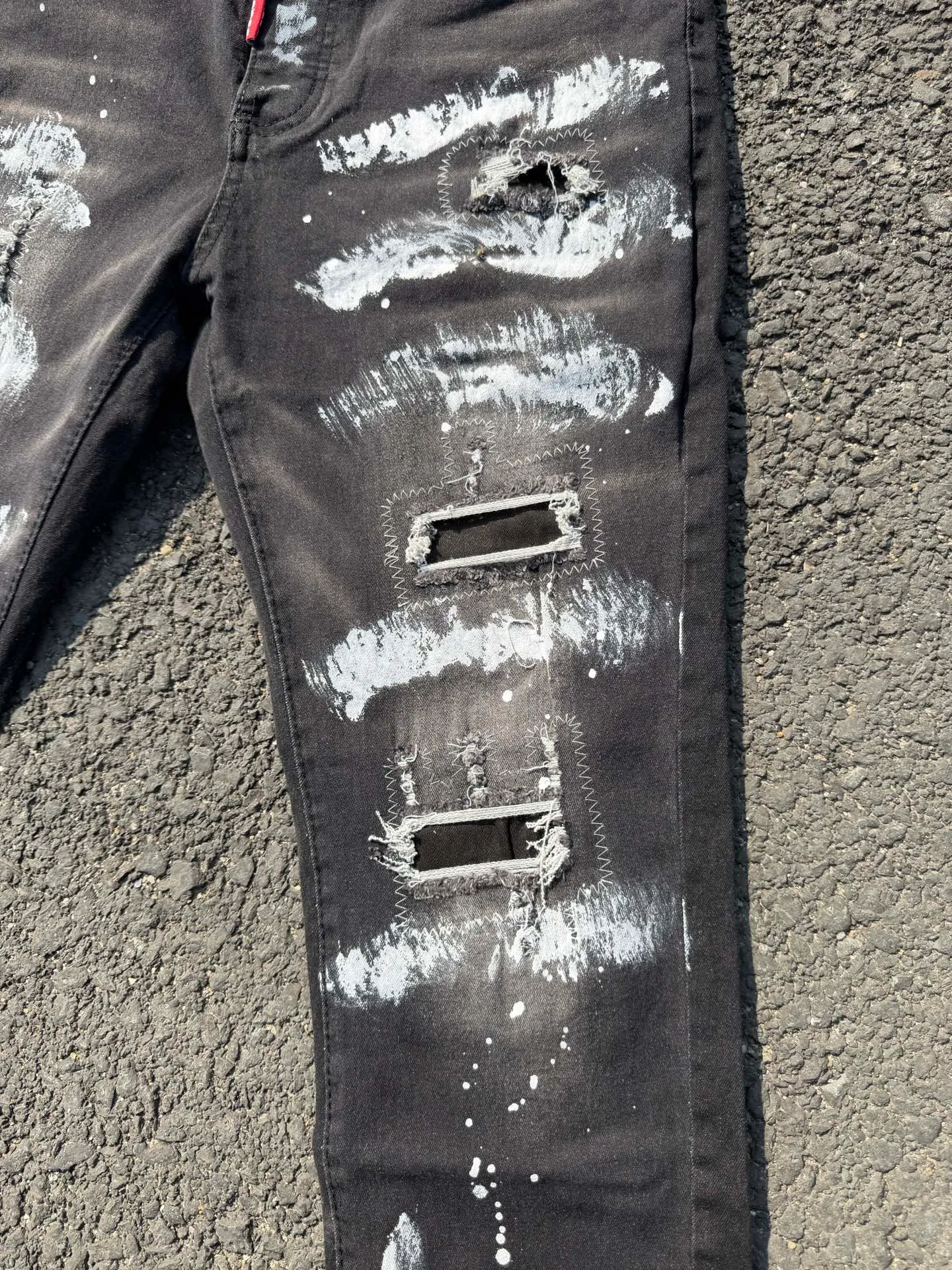P186 💰 D2 new embroidered men's ripped trendy jeans, elastic personalized patches, slim fit, beggar's pants with small feet, top-quality materials, super soft high cotton washed denim fabric, each piece of washed denim fabric costs up to three times more than the conventional process. The touch is extremely delicate and the texture is very good. The whole body is simple and elegant. The back pocket of the trousers uses high-end direct injection technology. It is extremely exquisite. Full marks for details. Color: Picture color Size: 30-22-34-36 (corresponding to M-L-XL-XXL)