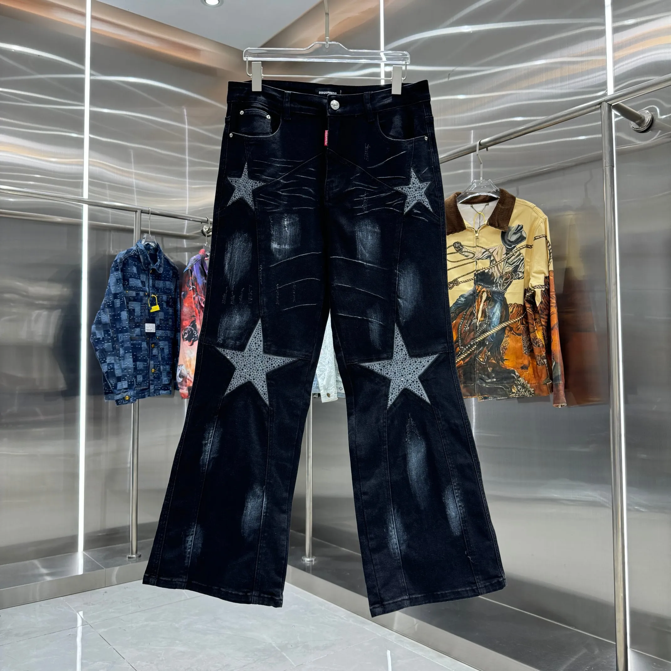 P290 DSQUARED 2 SS25 Nicholas Tse's same five-pointed star rhinestone wash mid-rise straight jeans, same style for men and women. Styles with different wash textures are very friendly to people with thin legs and thick legs. The straight slim fit is very flattering to the leg shape. The moderate length is timeless and easy to match. It is the basis of various styles and a must-have in the wardrobe! The fabric is stiff but also makes the upper body soft without losing texture. Size 28 30 32 34 36 Color Black