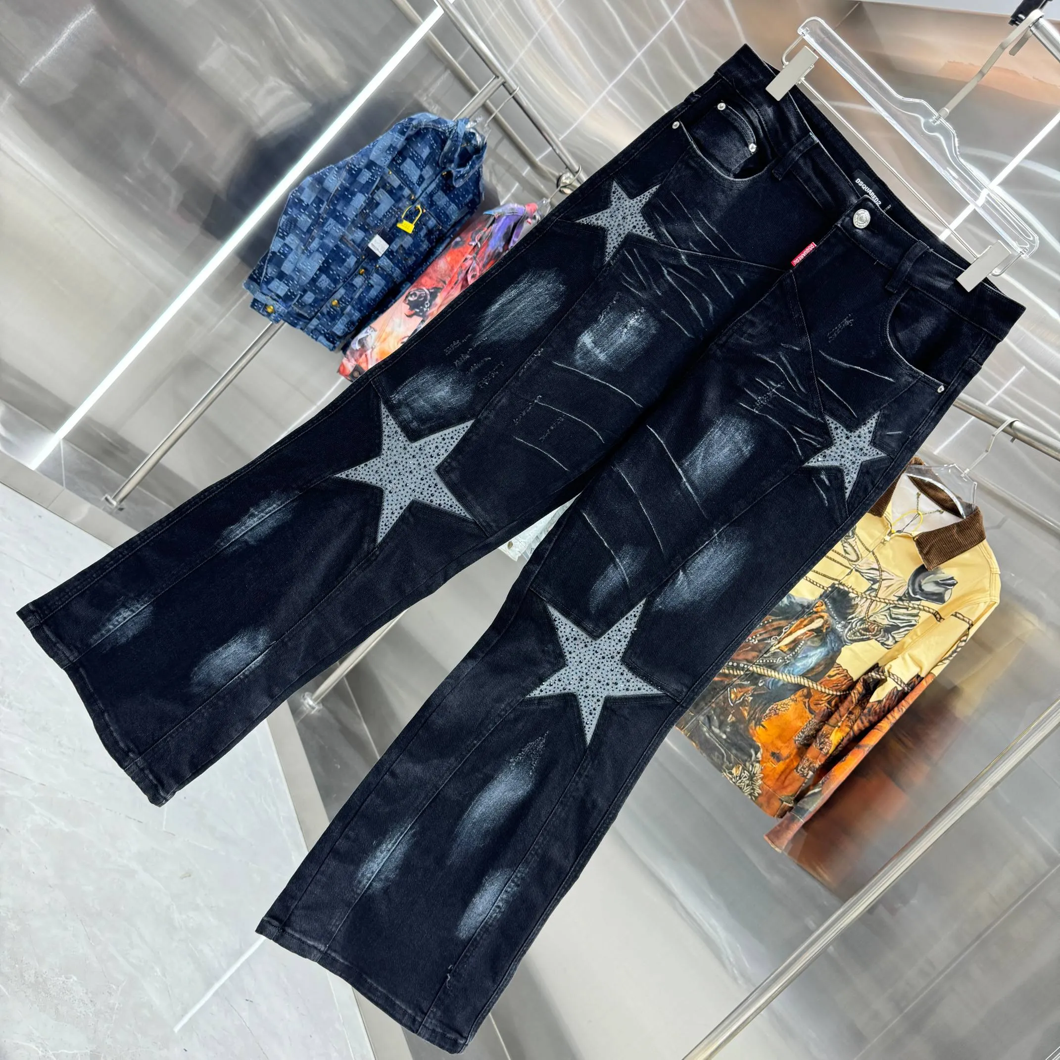 P290 DSQUARED 2 SS25 Nicholas Tse's same five-pointed star rhinestone wash mid-rise straight jeans, same style for men and women. Styles with different wash textures are very friendly to people with thin legs and thick legs. The straight slim fit is very flattering to the leg shape. The moderate length is timeless and easy to match. It is the basis of various styles and a must-have in the wardrobe! The fabric is stiff but also makes the upper body soft without losing texture. Size 28 30 32 34 36 Color Black