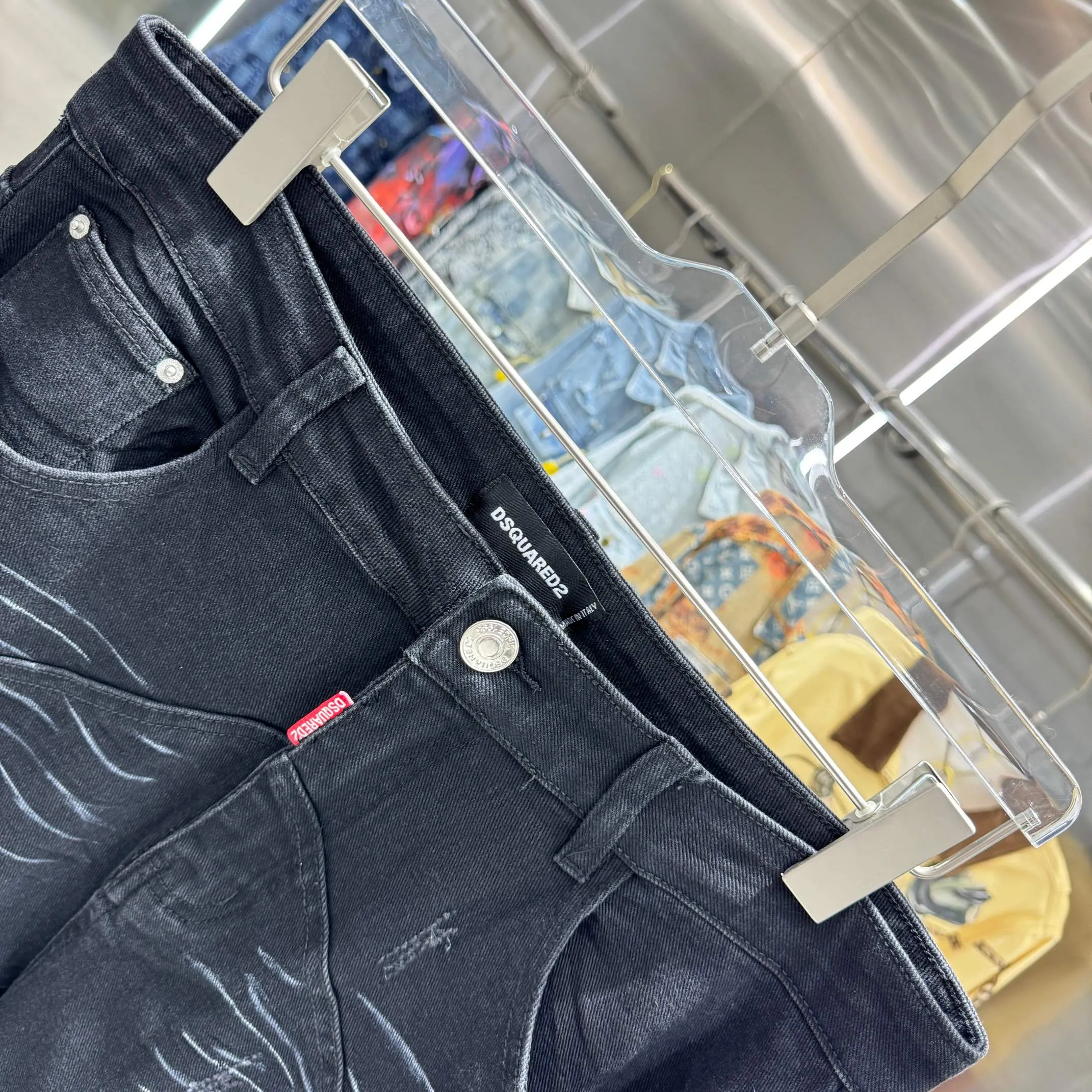 P290 DSQUARED 2 SS25 Nicholas Tse's same five-pointed star rhinestone wash mid-rise straight jeans, same style for men and women. Styles with different wash textures are very friendly to people with thin legs and thick legs. The straight slim fit is very flattering to the leg shape. The moderate length is timeless and easy to match. It is the basis of various styles and a must-have in the wardrobe! The fabric is stiff but also makes the upper body soft without losing texture. Size 28 30 32 34 36 Color Black