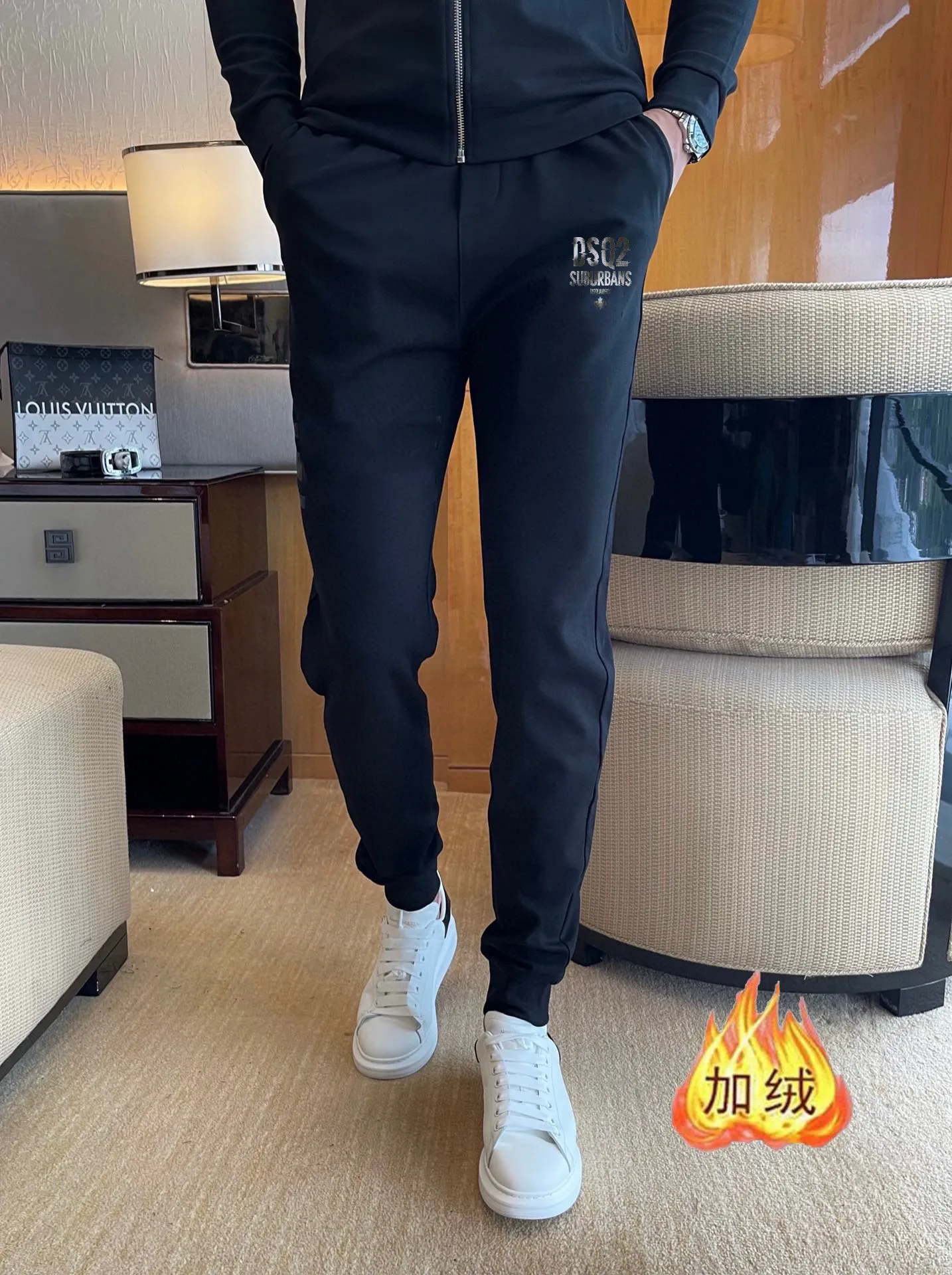 🅿️460 brand [DSQ2 Second Power] (velvet and thickened) 2025 autumn and winter new product, celebrities’ favorite fashionable casual suit, clean and neat tailoring, full of urban style. Made of high-quality customized fabrics, the inner warmth is excellent, the hand feels soft and dry, and the upper body effect is crisp and stylish. The three-dimensional cutting process and the pattern are all of high standards, and the silhouette version has the right benefits! It is not tight at all, and you feel good when you put it on. So many top-quality raw materials create high-end products with unparalleled value. It is the first choice for high-end fashion people. (Size: M-4XL can wear up to 200 pounds)
