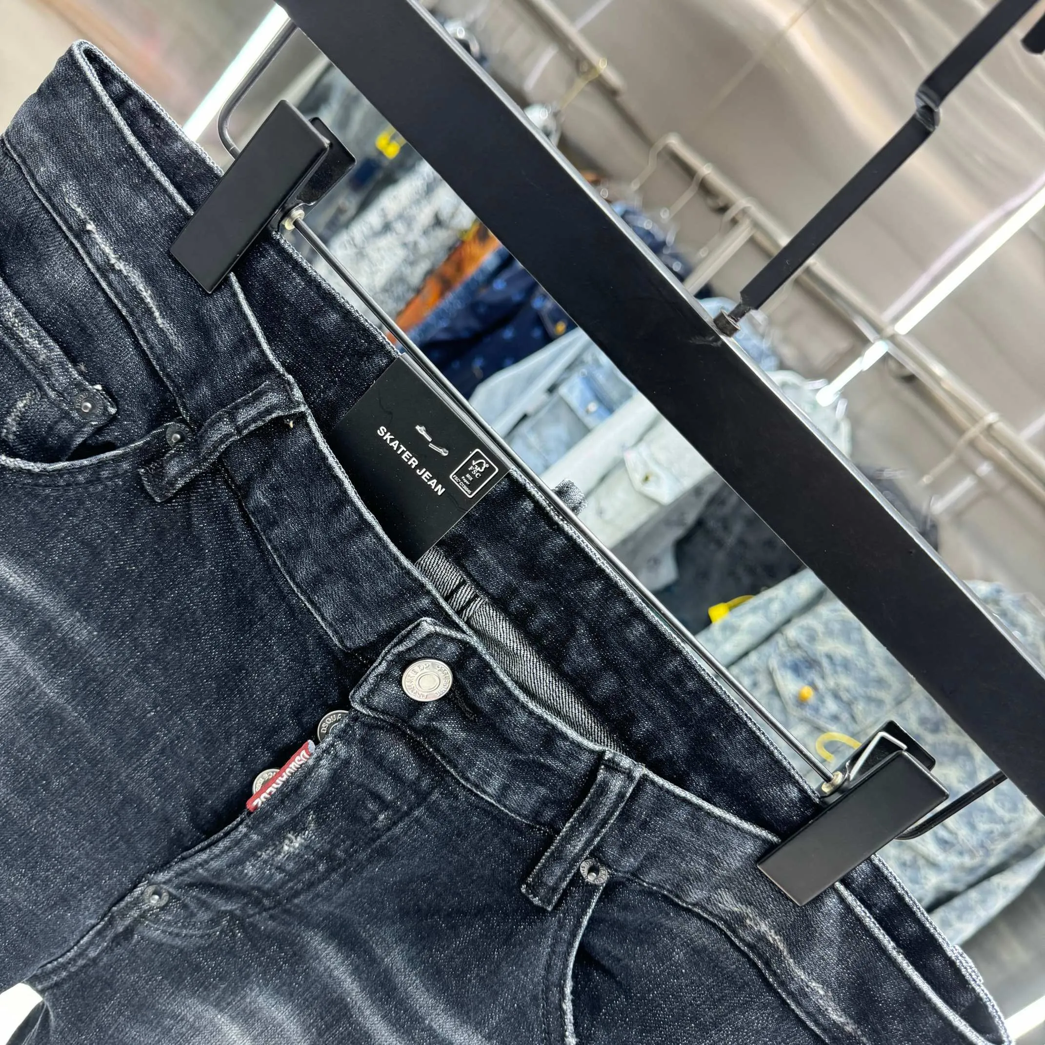 P300 DSQUARED2 Graffiti hole craft street fashion slim fit stretch jeans Color Black Size 30 32 34 36 38 40