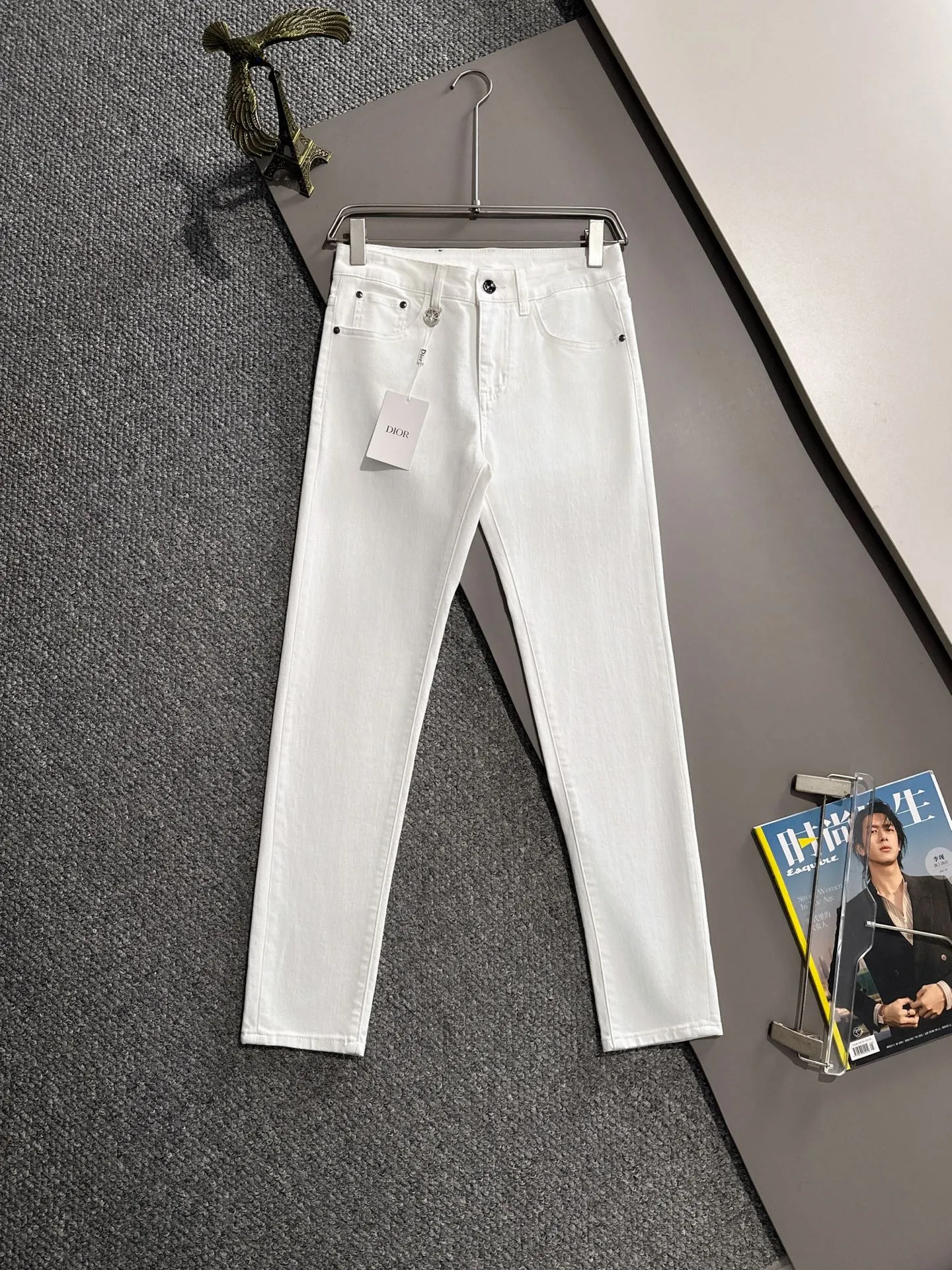 🅿️380 Dior's new 2025 four-season hot brick pocket slim-fit jeans trousers are woven from imported Japanese Denim plain cotton denim fabrics. They are complete with three labels, simple yet elegant, soft, delicate and comfortable, and the upper body is versatile and fashionable! Light luxury, a must-have item for daily commuting! Code number: 28-40 (please state your height and weight when placing an order)