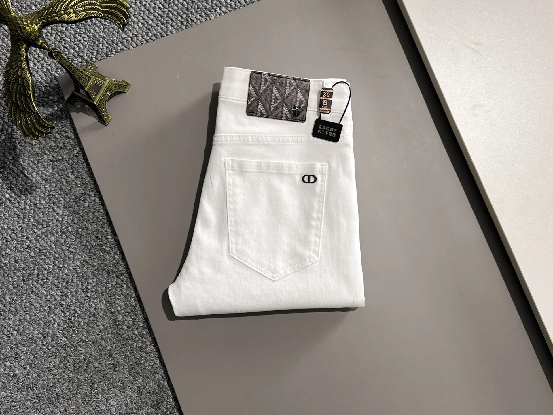 🅿️380 Dior's new 2025 four-season hot brick pocket slim-fit jeans trousers are woven from imported Japanese Denim plain cotton denim fabrics. They are complete with three labels, simple yet elegant, soft, delicate and comfortable, and the upper body is versatile and fashionable! Light luxury, a must-have item for daily commuting! Code number: 28-40 (please state your height and weight when placing an order)