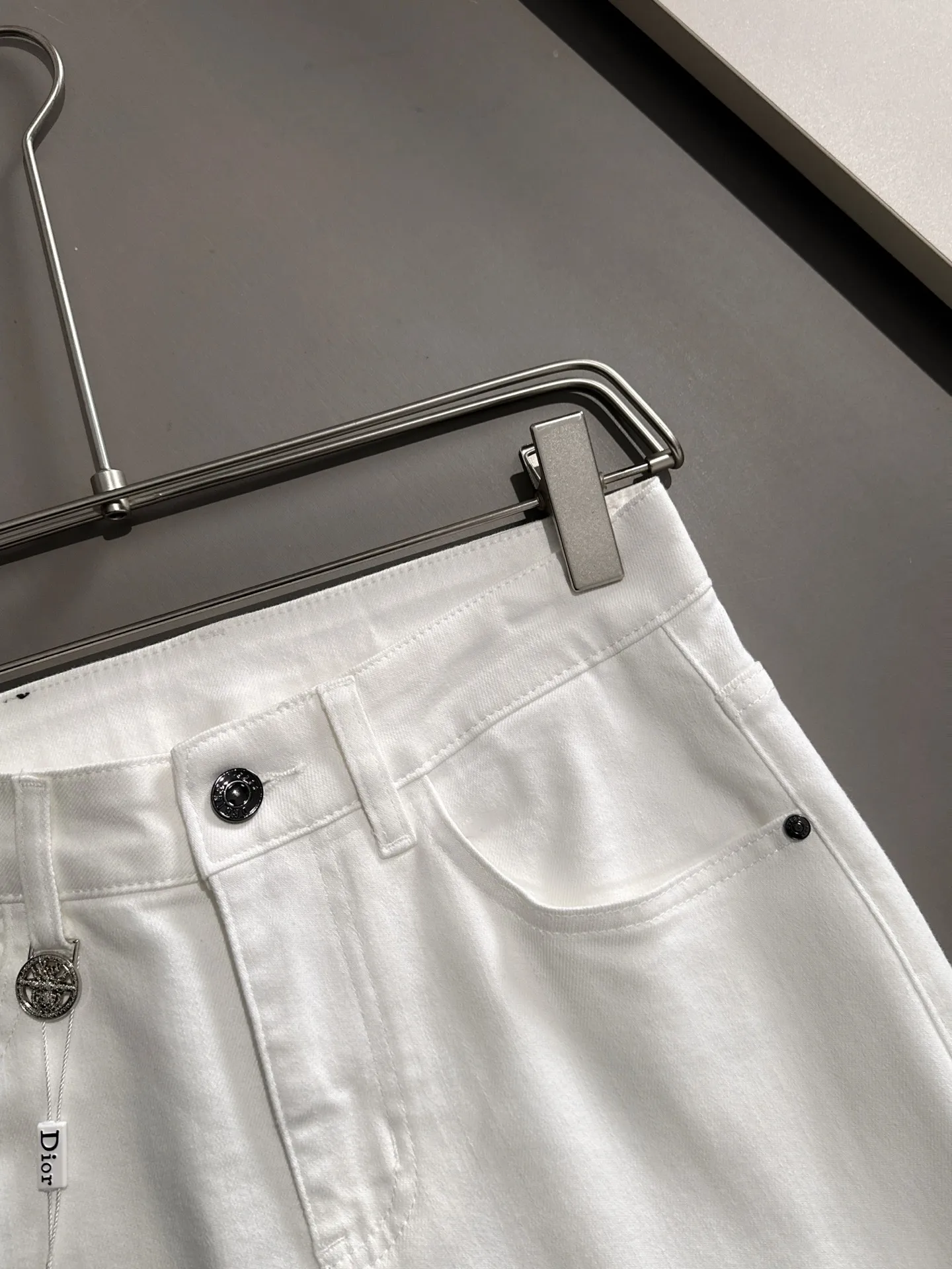 🅿️380 Dior's new 2025 four-season hot brick pocket slim-fit jeans trousers are woven from imported Japanese Denim plain cotton denim fabrics. They are complete with three labels, simple yet elegant, soft, delicate and comfortable, and the upper body is versatile and fashionable! Light luxury, a must-have item for daily commuting! Code number: 28-40 (please state your height and weight when placing an order)