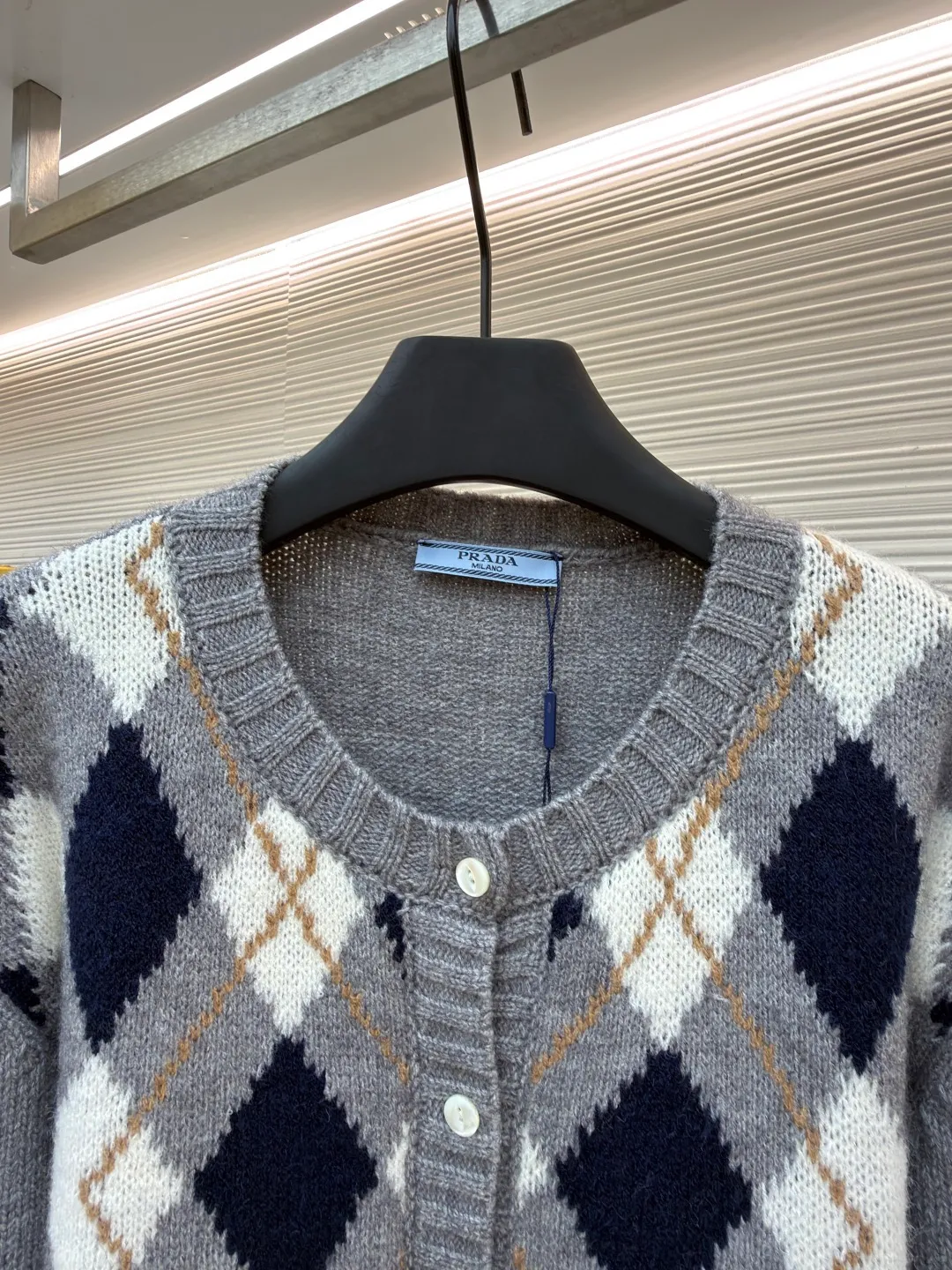 Prada embroidered rhombus woolen cardigan ●Original version: Purchased and developed for 18800 ●Item number: 1681312-A95 ●Fabric: cashmere knitted fabric ●Technology: jacquard production ●Color: black, white and gray ●Version: fitted version ●Weight: about 505g ●Size: 40-42-44-46 ●Description: Custom-woven luxurious rhombus cashmere knitted fabric, soft and delicate, comfortable and close to the skin, with matte gray as the base There is an undercurrent of retro warmth, and the rhombus pattern sets off each other, making people immersed in it at a glance. The iconic Prada embroidery hides the logo code between the rhombus patterns, which is low-key and powerful. The rhombus plaid covers the body with bold geometry to create a visual focus. It is a casual elegance and a low-key but cannot be ignored sense of luxury. It interprets the diversity of fashion with a unique attitude and uses imported machine embroidery technology. Use advanced computer control systems and sophisticated mechanical components to realize Prada embroidery operations with high precision. The lines are smooth and delicate, made of jacquard tissue imported from Germany. The arrangement and interweaving of the yarns are precisely controlled. The arrangement and interweaving of the yarns are carefully interwoven on the loom. The rhombus jacquard artistic pattern inlay makes the fabric more vivid and three-dimensional. The garment washing water is softened and deodorized. The clothes are deeply cleaned and deodorized through professional washing equipment and specific detergents to improve the feel and appearance of the clothes. The overall wiring is straight and delicate, the fabric is comfortable and soft, and the color is consistent without color difference. It can be matched with the same style to create a fashionable look and control various occasions. Customized accessories, complete with three standards, same style for men and women!