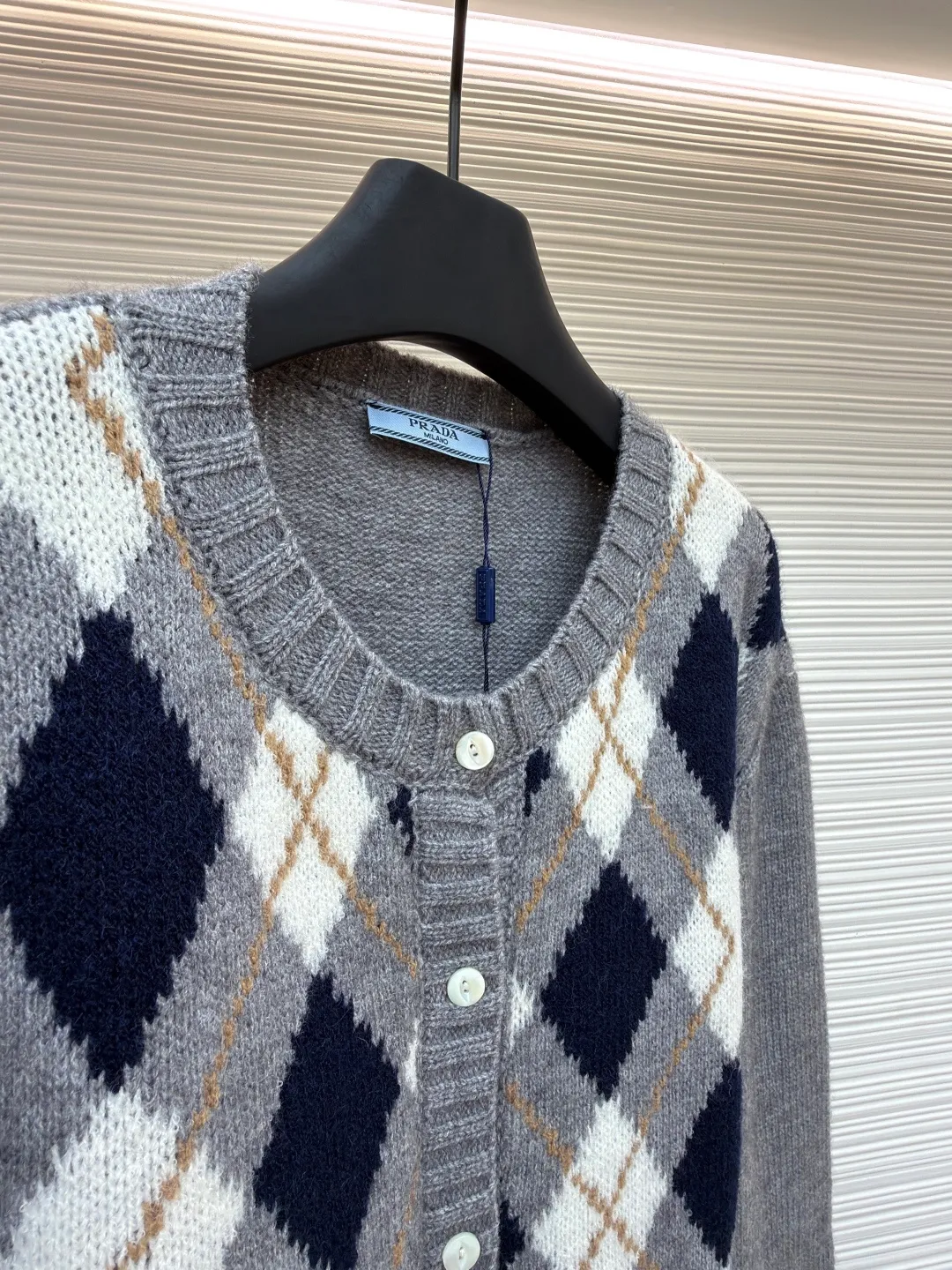Prada embroidered rhombus woolen cardigan ●Original version: Purchased and developed for 18800 ●Item number: 1681312-A95 ●Fabric: cashmere knitted fabric ●Technology: jacquard production ●Color: black, white and gray ●Version: fitted version ●Weight: about 505g ●Size: 40-42-44-46 ●Description: Custom-woven luxurious rhombus cashmere knitted fabric, soft and delicate, comfortable and close to the skin, with matte gray as the base There is an undercurrent of retro warmth, and the rhombus pattern sets off each other, making people immersed in it at a glance. The iconic Prada embroidery hides the logo code between the rhombus patterns, which is low-key and powerful. The rhombus plaid covers the body with bold geometry to create a visual focus. It is a casual elegance and a low-key but cannot be ignored sense of luxury. It interprets the diversity of fashion with a unique attitude and uses imported machine embroidery technology. Use advanced computer control systems and sophisticated mechanical components to realize Prada embroidery operations with high precision. The lines are smooth and delicate, made of jacquard tissue imported from Germany. The arrangement and interweaving of the yarns are precisely controlled. The arrangement and interweaving of the yarns are carefully interwoven on the loom. The rhombus jacquard artistic pattern inlay makes the fabric more vivid and three-dimensional. The garment washing water is softened and deodorized. The clothes are deeply cleaned and deodorized through professional washing equipment and specific detergents to improve the feel and appearance of the clothes. The overall wiring is straight and delicate, the fabric is comfortable and soft, and the color is consistent without color difference. It can be matched with the same style to create a fashionable look and control various occasions. Customized accessories, complete with three standards, same style for men and women!