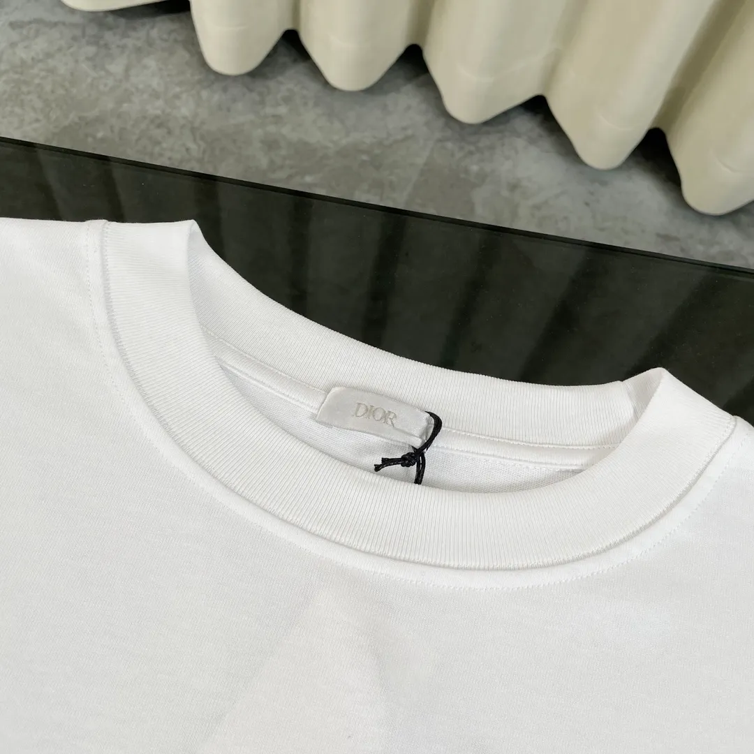 🅿️180 Dior classic jacquard patch pocket on the chest and striped printed short-sleeved T-shirt on the back. Fabric: 310 heavyweight pure cotton, feel free to compare. Made of specific heavyweight 32S fine cotton jersey fabric, 280g weight; with 32s+70D drawbar thread, 280g: 95/fine cotton*5% spandex double yarn rib. The worsted cotton material is light, thin and breathable, with a strong cotton feel on the hand and strong breathability and moisture absorption; the threads are woven into combed cotton fabric using a blending process, making the fabric very soft to the touch. The worsted cotton material is light and breathable, has a strong cotton feel on the hand, is breathable and hygroscopic; it is not easy to wrinkle and does not require special care. 32-needle high-end textile imported from the rib, 70D ultra-fine elastic stitching, nearly non-feeling stitching, comfortable and fit the body shape.  A full set of new Dior accessories, suitable for both men and women. Color: white, black. Size: S-XL