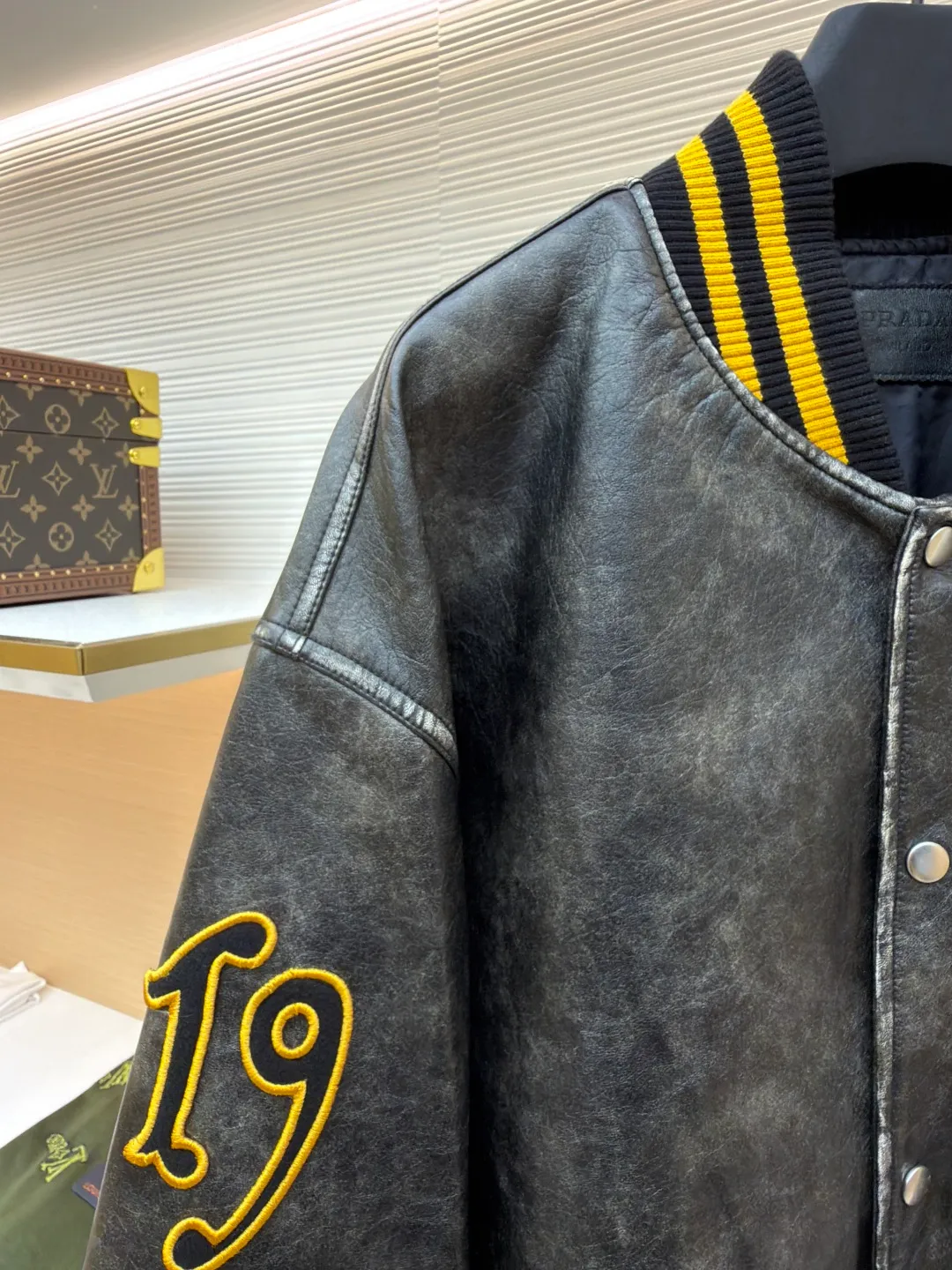 PRADA Leather Flight Jacket ●Original version: Purchased and developed for 68000 ●Item number: 1681086-D25 ●Fabric: Xilai simulated PU leather fabric ●Technology: hand-rubbed leather ●Version: fitted version ●Weight: about 1210 grams ●Size: S-M-L-XL ●Description: 68,000 purchased and developed, using Xilai simulated PU leather, rayon lining, flat machine ribbing, imported embroidery, hand polished leather, washed and faded garments, customized 1:1 buttons, customized 1:1 chapters, customized 1:1 trademarks, loose fit. The overall wiring is straight and delicate, the fabric is comfortable and soft, and the color is consistent without color difference. It can be matched with the same style to create a fashionable look and control various occasions. Customized accessories, complete with three standards, same style for men and women!