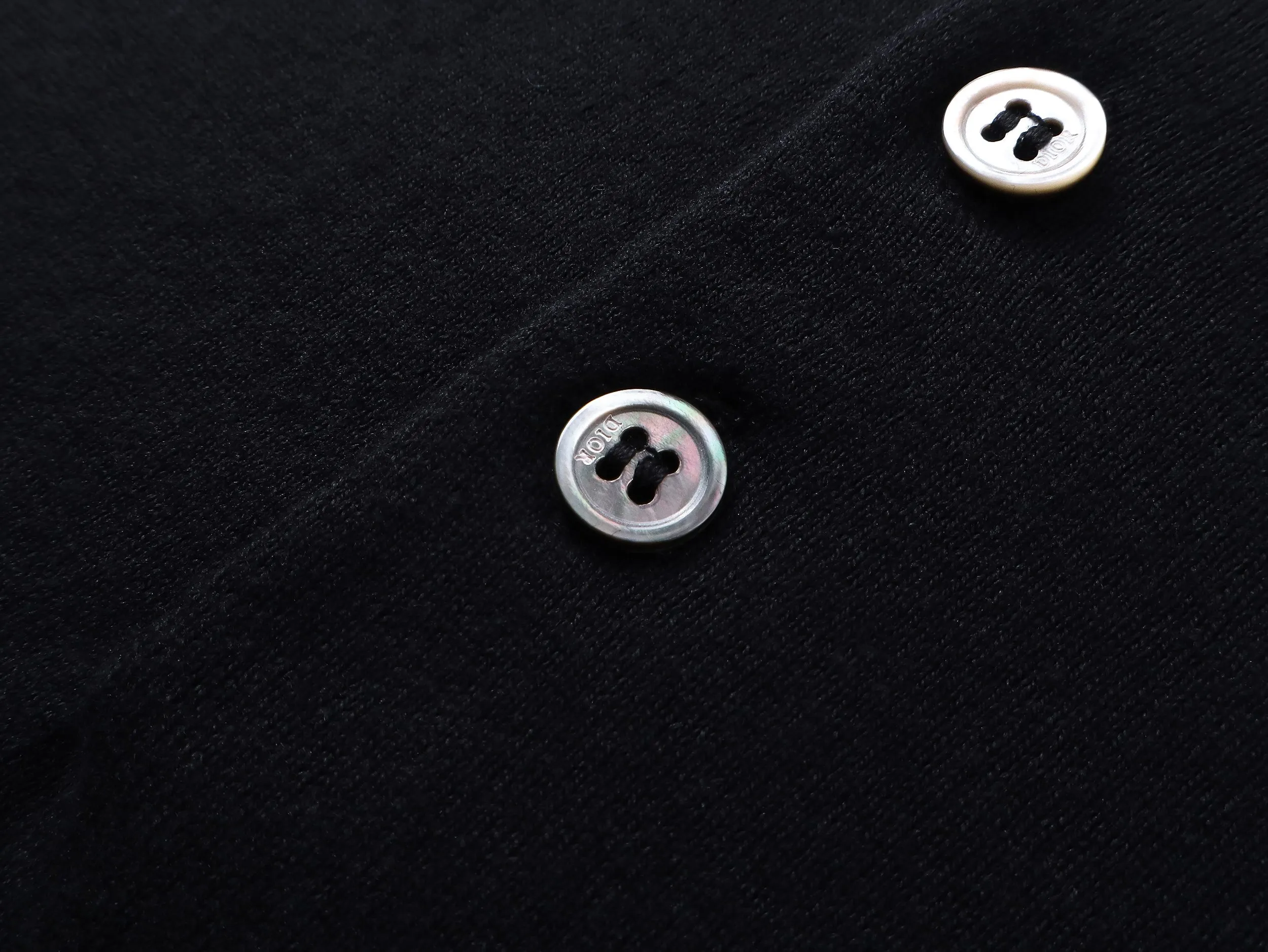 🅿️210 Correct version of high-quality DR/2025 new embroidered knitted Polo shirt. This style is customized with 60-count ultra-fine cashmere cotton, decorated with Christian Dior Couture embroidery of the same tone. The clever encounter between sweater and Polo shirt demonstrates the perfect symphony of simplicity and classics. Taniwa process, a process that creates a convex effect on the surface of knitted fabrics, forming obvious raised stripes on the surface of the fabric through special weaving technology. Jacquard process, a process that creates uneven patterns through clever interweaving of warp and weft threads, forming a pattern with a strong three-dimensional effect. Seam three-dimensional stitching is used, which uses specific sewing methods at the seams to make the clothes more three-dimensional and fit the body. The workmanship is cumbersome and complicated.   SIZE: XS S M L