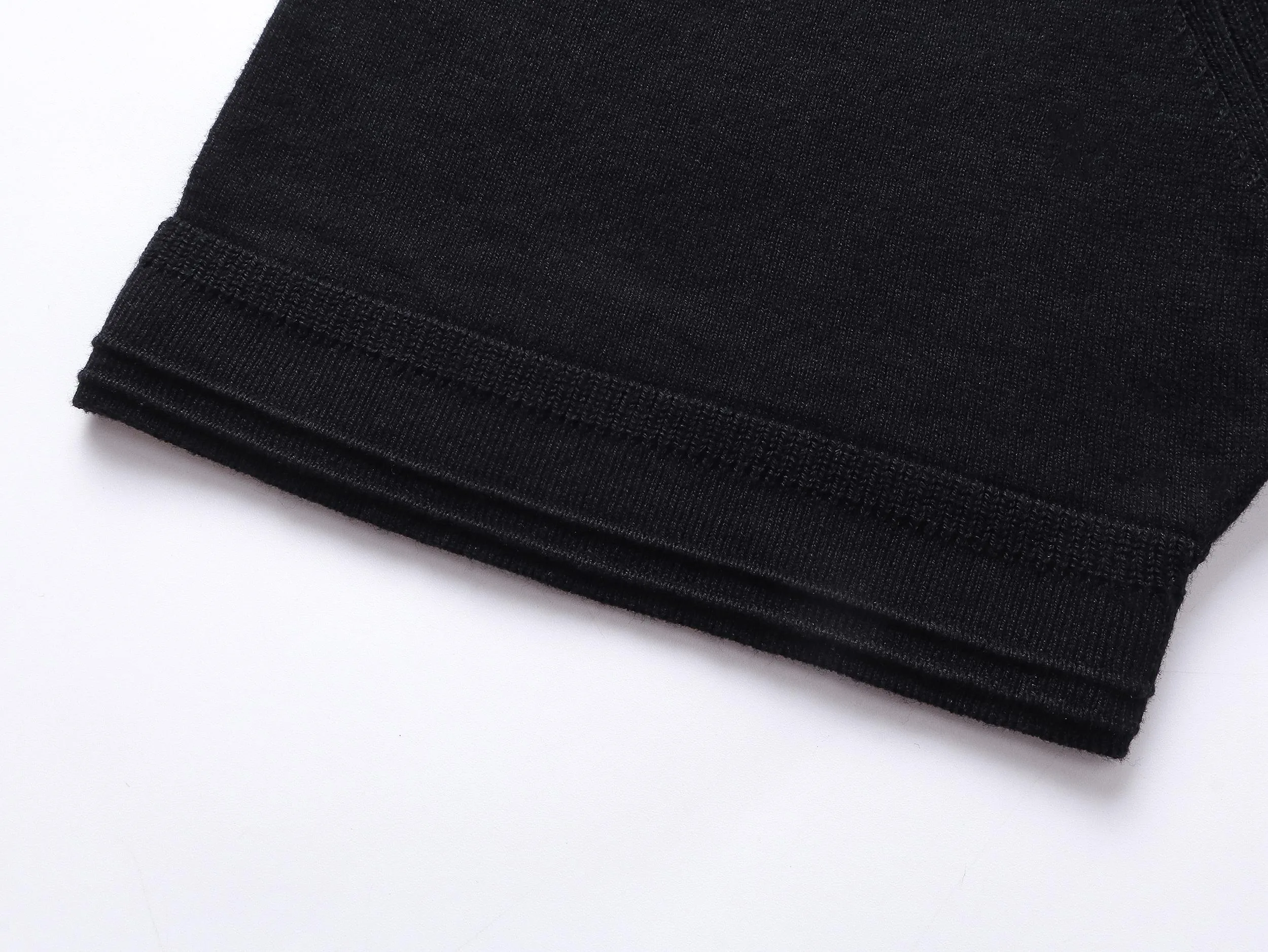 🅿️210 Correct version of high-quality DR/2025 new embroidered knitted Polo shirt. This style is customized with 60-count ultra-fine cashmere cotton, decorated with Christian Dior Couture embroidery of the same tone. The clever encounter between sweater and Polo shirt demonstrates the perfect symphony of simplicity and classics. Taniwa process, a process that creates a convex effect on the surface of knitted fabrics, forming obvious raised stripes on the surface of the fabric through special weaving technology. Jacquard process, a process that creates uneven patterns through clever interweaving of warp and weft threads, forming a pattern with a strong three-dimensional effect. Seam three-dimensional stitching is used, which uses specific sewing methods at the seams to make the clothes more three-dimensional and fit the body. The workmanship is cumbersome and complicated.   SIZE: XS S M L