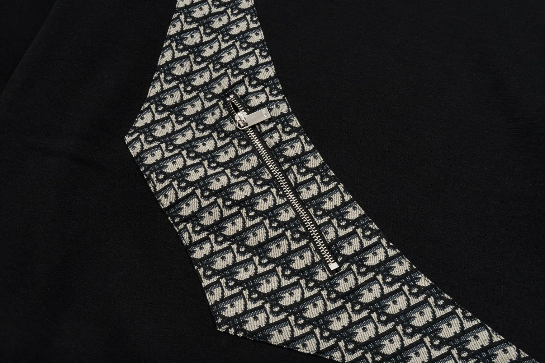 🅿️300 Dior DIOR's new cloth-coloured pocket sweatshirt, high quality🔥The front panel is decorated with cloth zipper pockets, and the fabric is compounded with Austrian velvet. The ribbing is specially customized. The fabric is comfortable and soft, restoring the trend brought by special craftsmanship, custom-made and dyed, complete with three standards. Non-market ordinary version. Compare at will. Quality is absolutely guaranteed. Same style for men and women. Color: Black White Size: S M L XL [Style No. A3332]