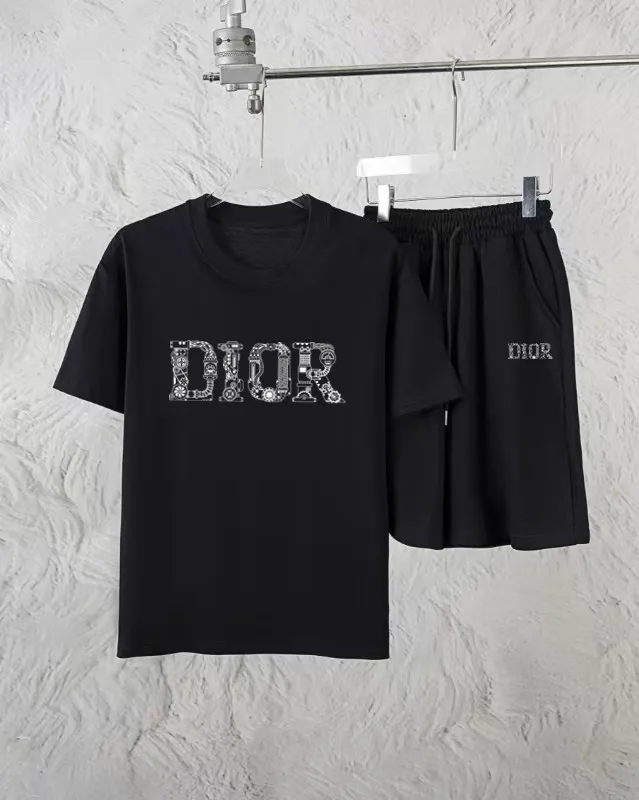 🅿️300 Dior Exclusively provides new trendy men’s fashionable round neck short-sleeved shorts suits, trendy and fashionable casual short-sleeved suits! It has high breathability and comfort, impeccable details, and brand element design concept, reflecting high quality. It presents a casual cut and the upper body shape is great! Material: 250g Xinjiang long-staple cotton short sleeves + 360g pure cotton terry shorts Size: S M L Due to manual measurement, there is a deviation of about 1-3CM in size.