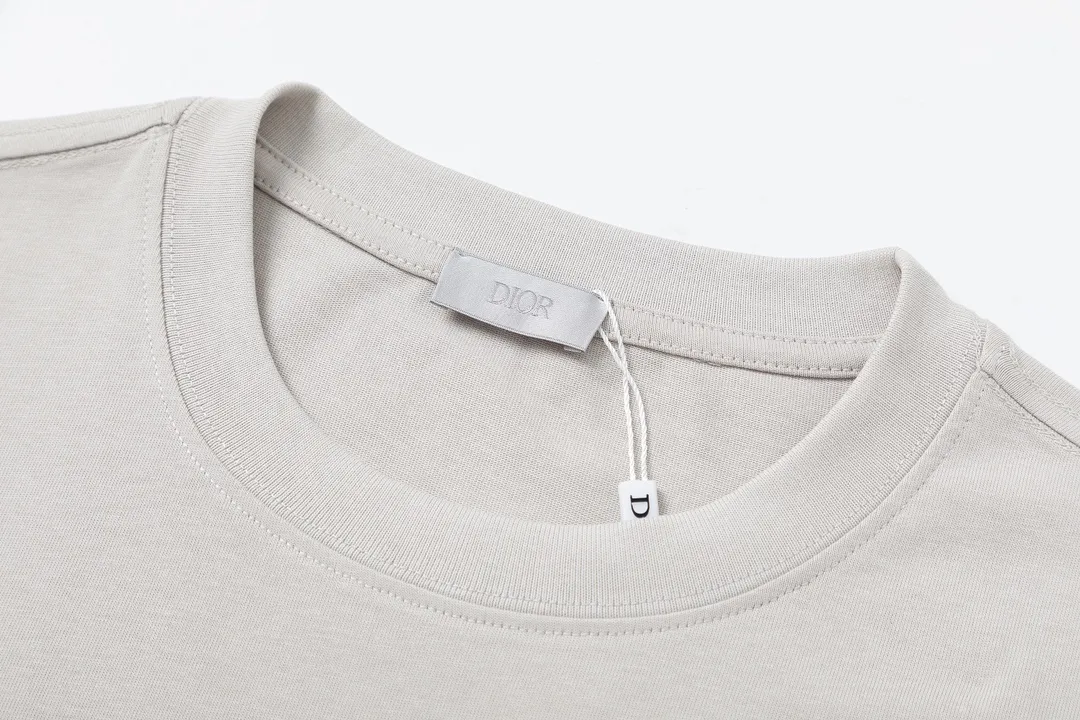 🅿️170 Dior Dior joint stone island series 2025 new three-dimensional silicone letter logo Uniform short-sleeved T-shirt for men and women ·Customized 280 grams of 100% double yarn pure cotton fabric ·Defined dyeing of 32 double-strand threads ·Laser three-dimensional convex glue technology ·Collar label, hangtag, main mark and three labels complete Color: Gray Size: XS S M L