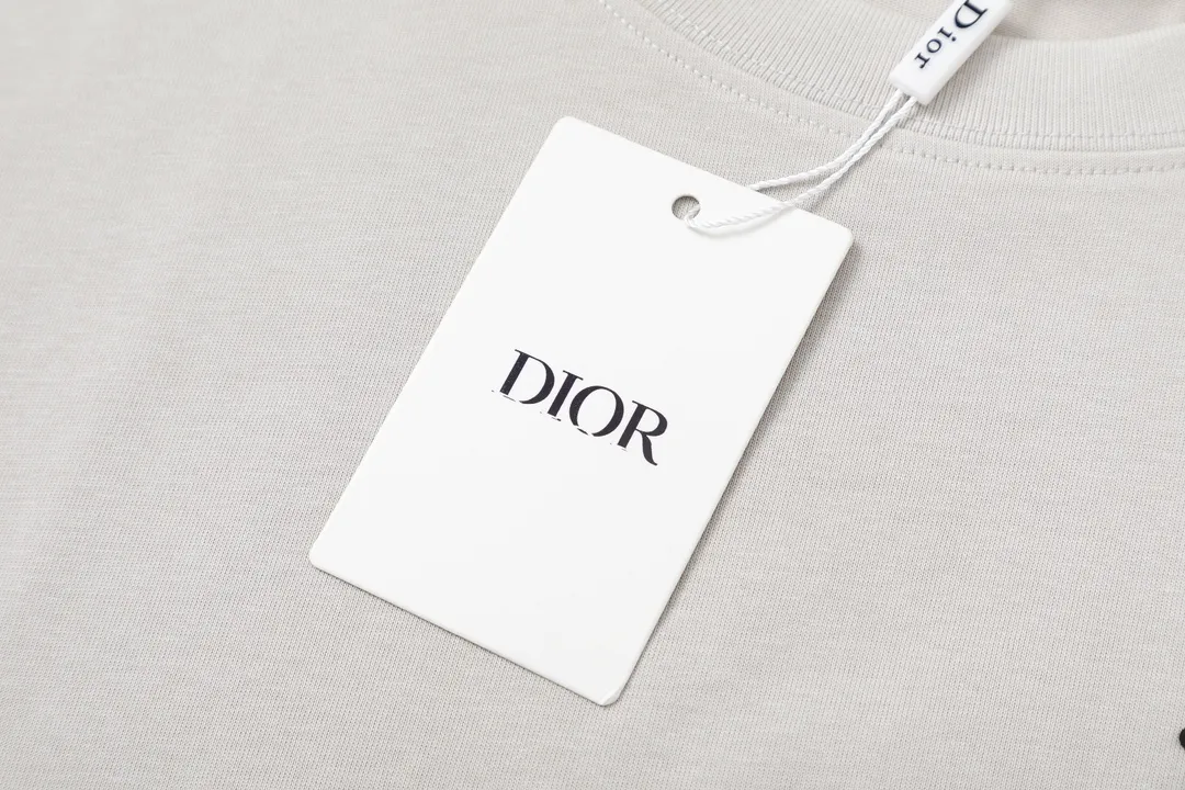 🅿️170 Dior Dior joint stone island series 2025 new three-dimensional silicone letter logo Uniform short-sleeved T-shirt for men and women ·Customized 280 grams of 100% double yarn pure cotton fabric ·Defined dyeing of 32 double-strand threads ·Laser three-dimensional convex glue technology ·Collar label, hangtag, main mark and three labels complete Color: Gray Size: XS S M L
