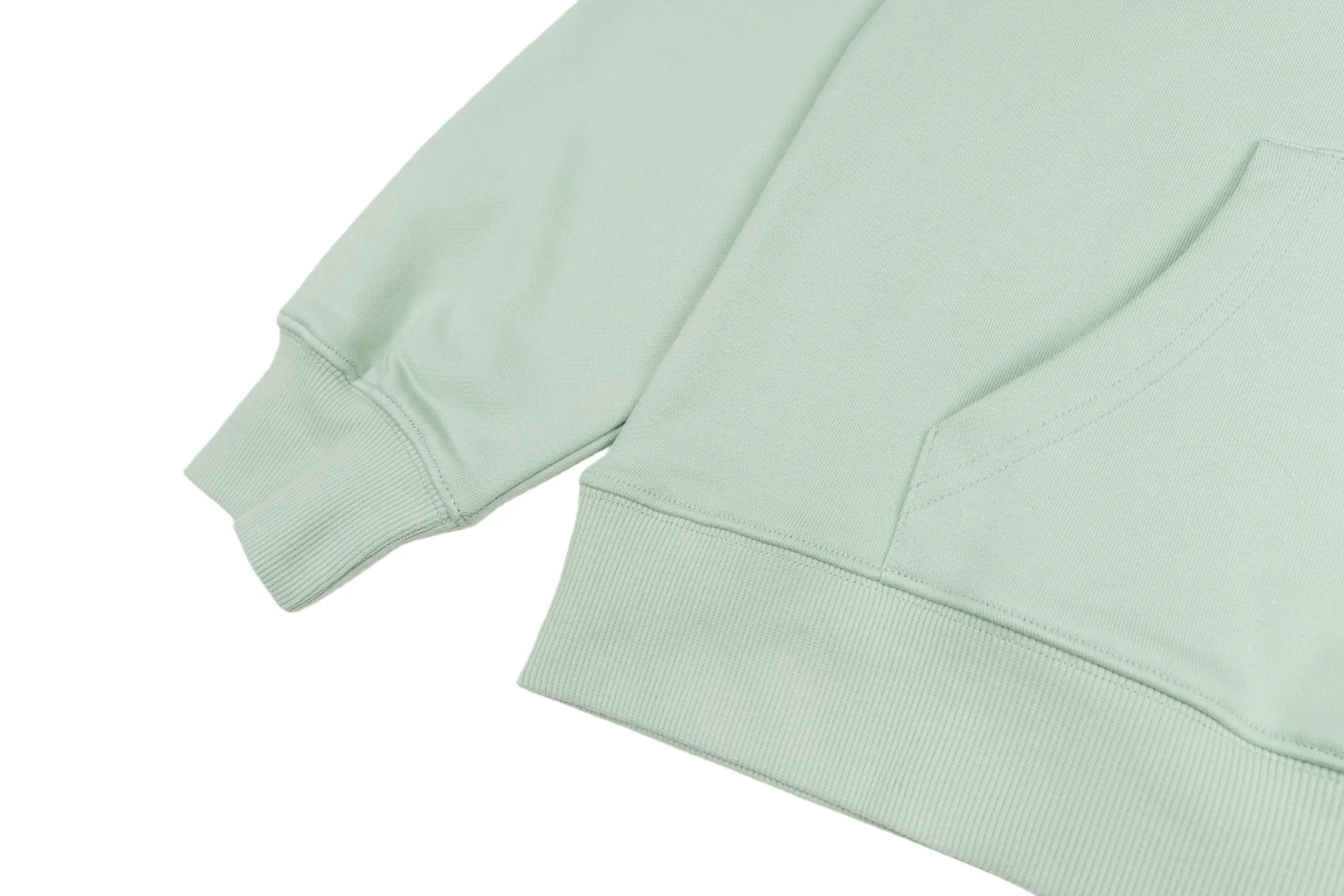 🅿️360 CD logo embroidered hooded sweatshirt (green) The original version was purchased and developed for 9,078. The fabric is made of high-quality green cotton fleece fabric, which is soft and comfortable to the touch. The delicate tonal CD Icon embroidery on the chest is low-key and elegant, highlighting the brand details. The drawstring hood design is paired with metal accessories engraved with the Dior logo to enhance the overall texture. The practical kangaroo pocket on the front is as beautiful as it is practical. Ribbed cuffs and hem ensure comfort while maintaining a structured silhouette. 100% cotton material brings excellent breathability and skin-friendly experience. The regular fit has a neat cut and is easy to match with a variety of bottoms. Exquisite embroidery technology and delicate fabric processing complement each other, reflecting Dior's consistent meticulous workmanship. This sweatshirt is the perfect blend of athleisure and haute couture, making it ideal for everyday style. Size:S-M-L-XL