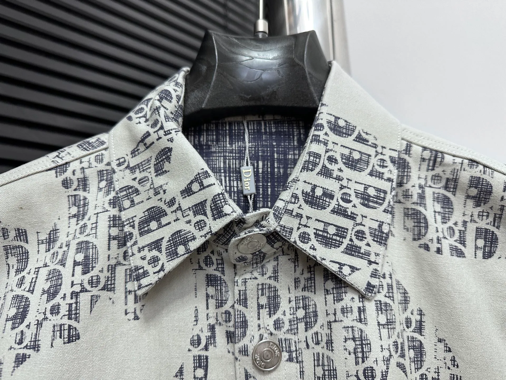 🅿️270 【Dior】Dior’s new classic logo printed graffiti washed denim shirt for men and women, casual tops and jackets! The fabric adopts imported printing machine batch printing process technology, perfect control, different from other versions in the market, very high-quality fabric! Size: S M L XL