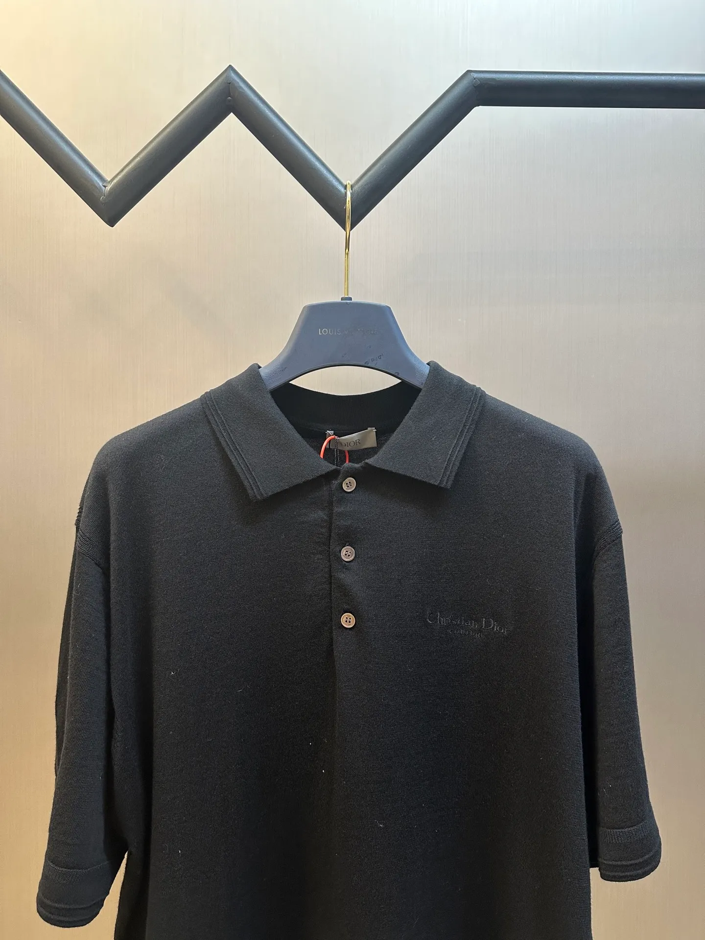 🅿️360 Dior knitted embroidered Polo shirt, custom-made 60-count ultra-fine cashmere cotton, decorated with Christian Dior Couture embroidery of the same tone as the essence, the clever encounter of sweater and Polo shirt interprets the perfect symphony of simplicity and classics. Taniwa process, a process that creates a convex effect on the surface of knitted fabrics, forming obvious raised stripes on the surface of the fabric through special weaving technology. Jacquard process, a process that creates uneven patterns through clever interweaving of warp and weft threads, forming a pattern with a strong three-dimensional effect. Seam three-dimensional stitching is used, which uses specific sewing methods at the seams to make the clothes more three-dimensional and fit the body. The workmanship is cumbersome and complicated.  size：s m l xl