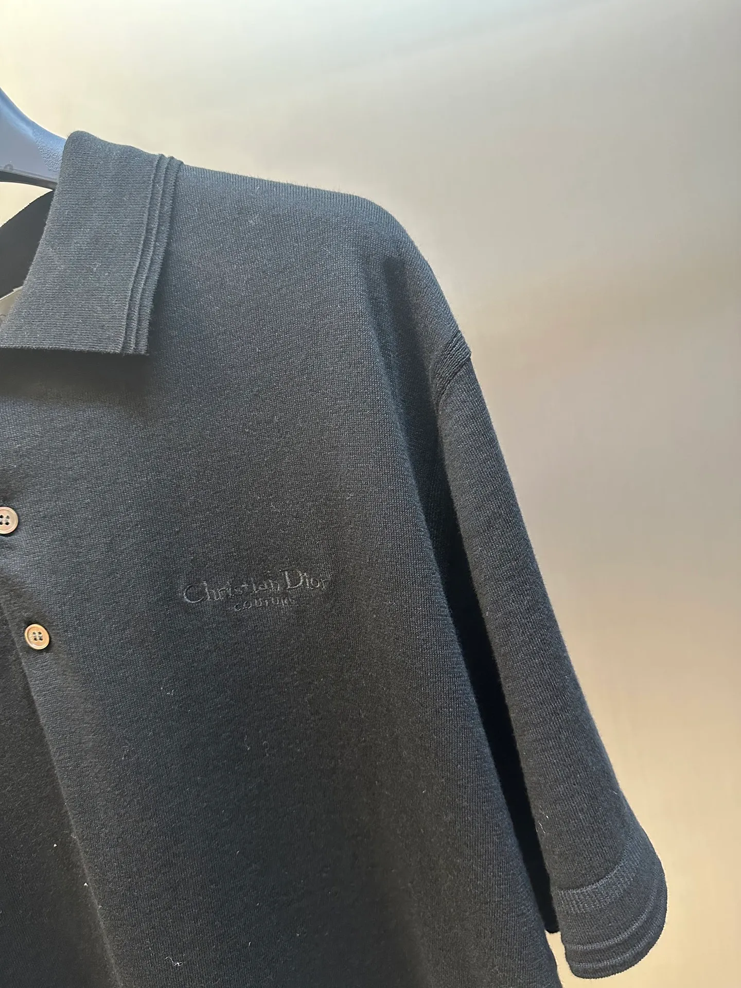 🅿️360 Dior knitted embroidered Polo shirt, custom-made 60-count ultra-fine cashmere cotton, decorated with Christian Dior Couture embroidery of the same tone as the essence, the clever encounter of sweater and Polo shirt interprets the perfect symphony of simplicity and classics. Taniwa process, a process that creates a convex effect on the surface of knitted fabrics, forming obvious raised stripes on the surface of the fabric through special weaving technology. Jacquard process, a process that creates uneven patterns through clever interweaving of warp and weft threads, forming a pattern with a strong three-dimensional effect. Seam three-dimensional stitching is used, which uses specific sewing methods at the seams to make the clothes more three-dimensional and fit the body. The workmanship is cumbersome and complicated.  size：s m l xl