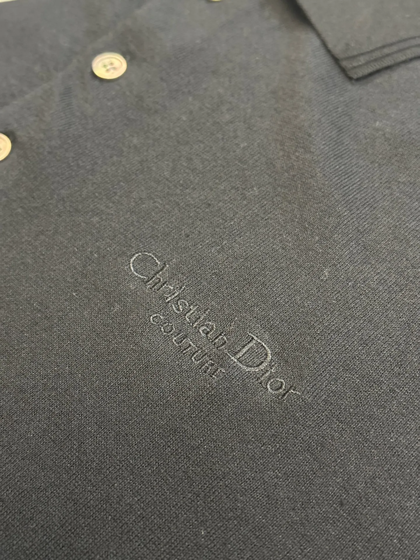 🅿️360 Dior knitted embroidered Polo shirt, custom-made 60-count ultra-fine cashmere cotton, decorated with Christian Dior Couture embroidery of the same tone as the essence, the clever encounter of sweater and Polo shirt interprets the perfect symphony of simplicity and classics. Taniwa process, a process that creates a convex effect on the surface of knitted fabrics, forming obvious raised stripes on the surface of the fabric through special weaving technology. Jacquard process, a process that creates uneven patterns through clever interweaving of warp and weft threads, forming a pattern with a strong three-dimensional effect. Seam three-dimensional stitching is used, which uses specific sewing methods at the seams to make the clothes more three-dimensional and fit the body. The workmanship is cumbersome and complicated.  size：s m l xl