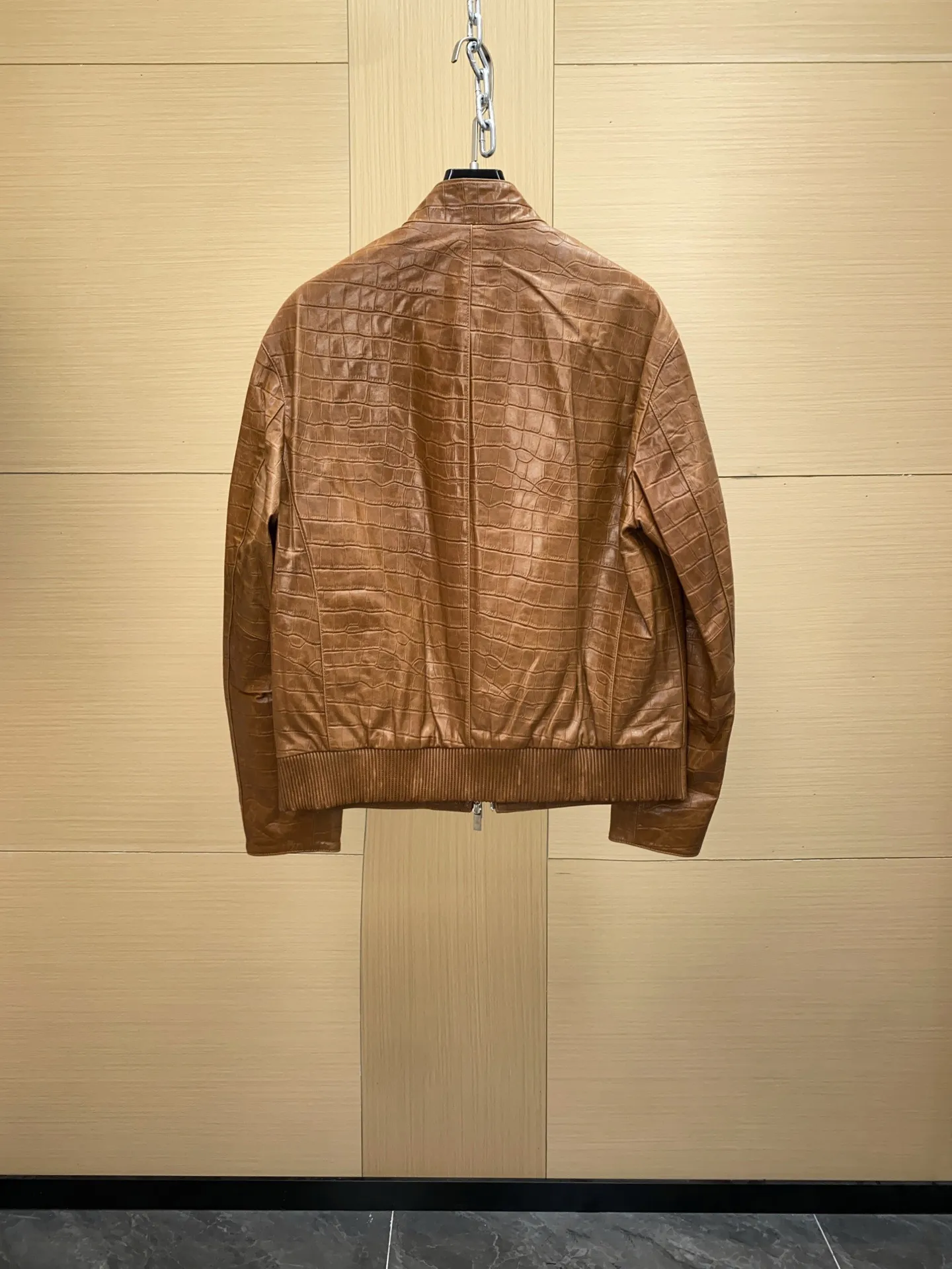 🅿️3060 DIOR Dior's new men's sheepskin jacket for autumn and winter 2025, reshaping autumn and winter style. On the fashion stage, Dior has always been the trend leader. In the autumn and winter of 2025, Dior's new men's sheepskin jacket makes a shocking debut, bringing the ultimate experience to men who pursue quality and style.   The jacket is made of imported brown sheepskin. Its unique color is deep and full of charm, like an elegant poem that has accumulated over time, highlighting the mature and stable temperament of men. This high-quality sheepskin not only looks charming, but also feels soft and delicate. Every time you touch it, you can feel the luxurious texture brought by the top material. It also has good breathability and wear resistance, ensuring that it is comfortable to wear in various occasions.   The design with crocodile print all over the body is the finishing touch. The crocodile pattern symbolizes strength and wildness, injecting unique fashion tension into the jacket, making the wearer stand out from the crowd. Every texture has been carefully suppressed, delicate and clear, showing a lifelike three-dimensional effect, interpreting Dior's persistent pursuit of craftsmanship.   The short version is a precise grasp of modern fashion. It breaks the traditional constraints and cleverly optimizes body proportions. Even men with average figures can instantly have a tall and straight posture when wearing it, showing a neat and capable temperament. Whether it is paired with a simple white T-shirt and jeans for casual daily use, or worn with a shirt and trousers for a business event, it can be perfectly adapted and can easily handle various occasions.   The new products of the season have arrived in the store. We sincerely invite you to try them out and experience the unique charm of Dior's new 2025 autumn and winter men's sheepskin jackets.  Code number: 48-56
