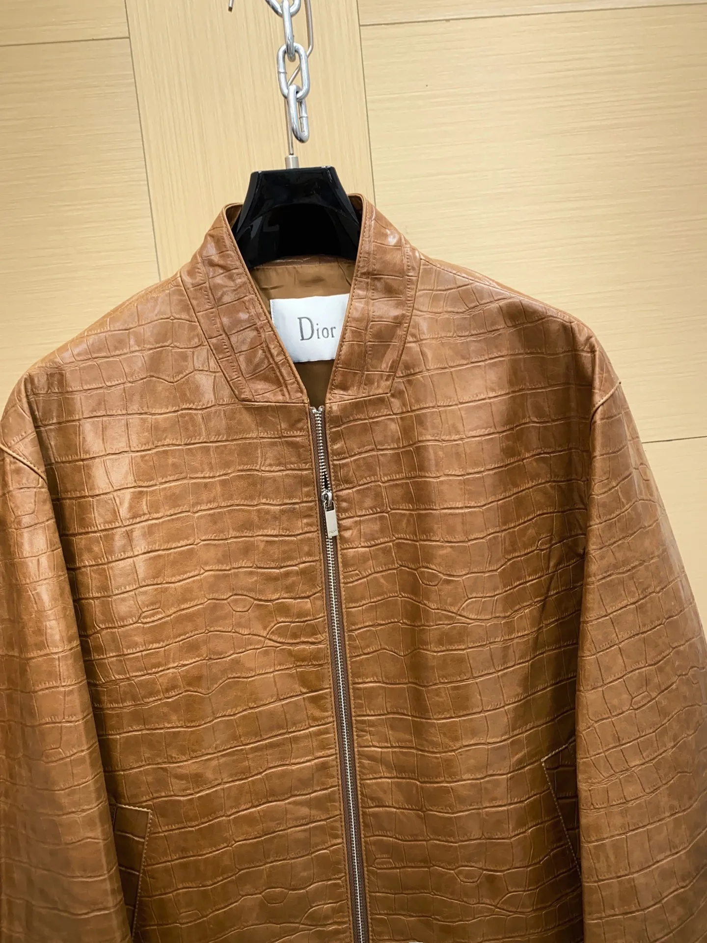 🅿️3060 DIOR Dior's new men's sheepskin jacket for autumn and winter 2025, reshaping autumn and winter style. On the fashion stage, Dior has always been the trend leader. In the autumn and winter of 2025, Dior's new men's sheepskin jacket makes a shocking debut, bringing the ultimate experience to men who pursue quality and style.   The jacket is made of imported brown sheepskin. Its unique color is deep and full of charm, like an elegant poem that has accumulated over time, highlighting the mature and stable temperament of men. This high-quality sheepskin not only looks charming, but also feels soft and delicate. Every time you touch it, you can feel the luxurious texture brought by the top material. It also has good breathability and wear resistance, ensuring that it is comfortable to wear in various occasions.   The design with crocodile print all over the body is the finishing touch. The crocodile pattern symbolizes strength and wildness, injecting unique fashion tension into the jacket, making the wearer stand out from the crowd. Every texture has been carefully suppressed, delicate and clear, showing a lifelike three-dimensional effect, interpreting Dior's persistent pursuit of craftsmanship.   The short version is a precise grasp of modern fashion. It breaks the traditional constraints and cleverly optimizes body proportions. Even men with average figures can instantly have a tall and straight posture when wearing it, showing a neat and capable temperament. Whether it is paired with a simple white T-shirt and jeans for casual daily use, or worn with a shirt and trousers for a business event, it can be perfectly adapted and can easily handle various occasions.   The new products of the season have arrived in the store. We sincerely invite you to try them out and experience the unique charm of Dior's new 2025 autumn and winter men's sheepskin jackets.  Code number: 48-56