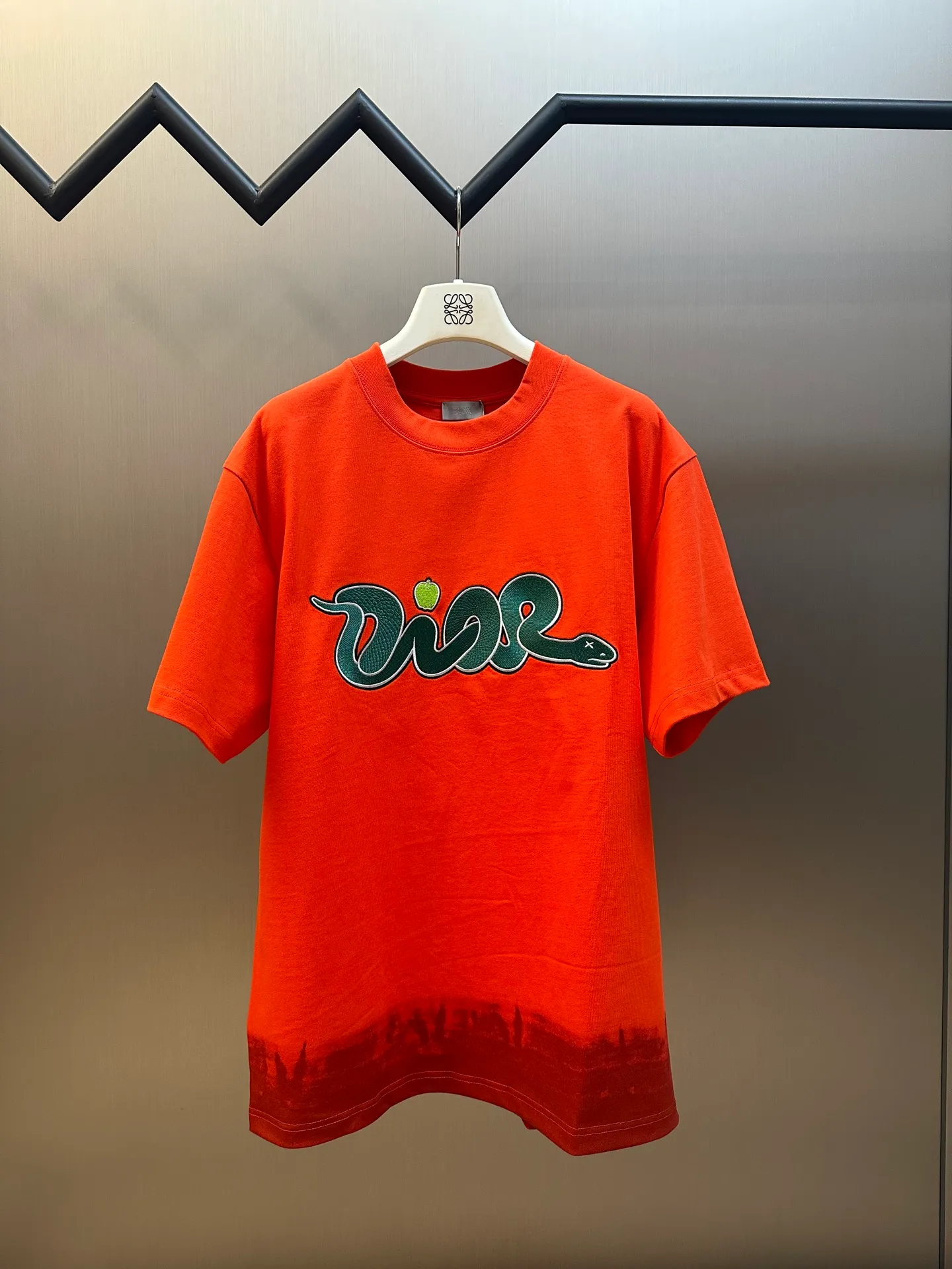🅿️330 Dior Year of the Snake co-branded bloom-dyed short-sleeves are made of 21s double yarn cotton plain weave. Weighing 320g, it is equipped with 21 pairs of fine cotton yarns and 1*1 horizontal machine woven threads. The front and rear hems are printed with digital direct-injection printing, with large-size patterns throughout.  The front panel is embroidered with a Tajima embroidery machine imported from Japan. The number of embroidery stitches reaches 130,000. The thread color is matched with satin patch to increase stiffness to avoid shifting during the embroidery process. The three-layer embroidery method of short-needle tatami is matched with the new Year of Snake co-branded hangtag size: xs s m l