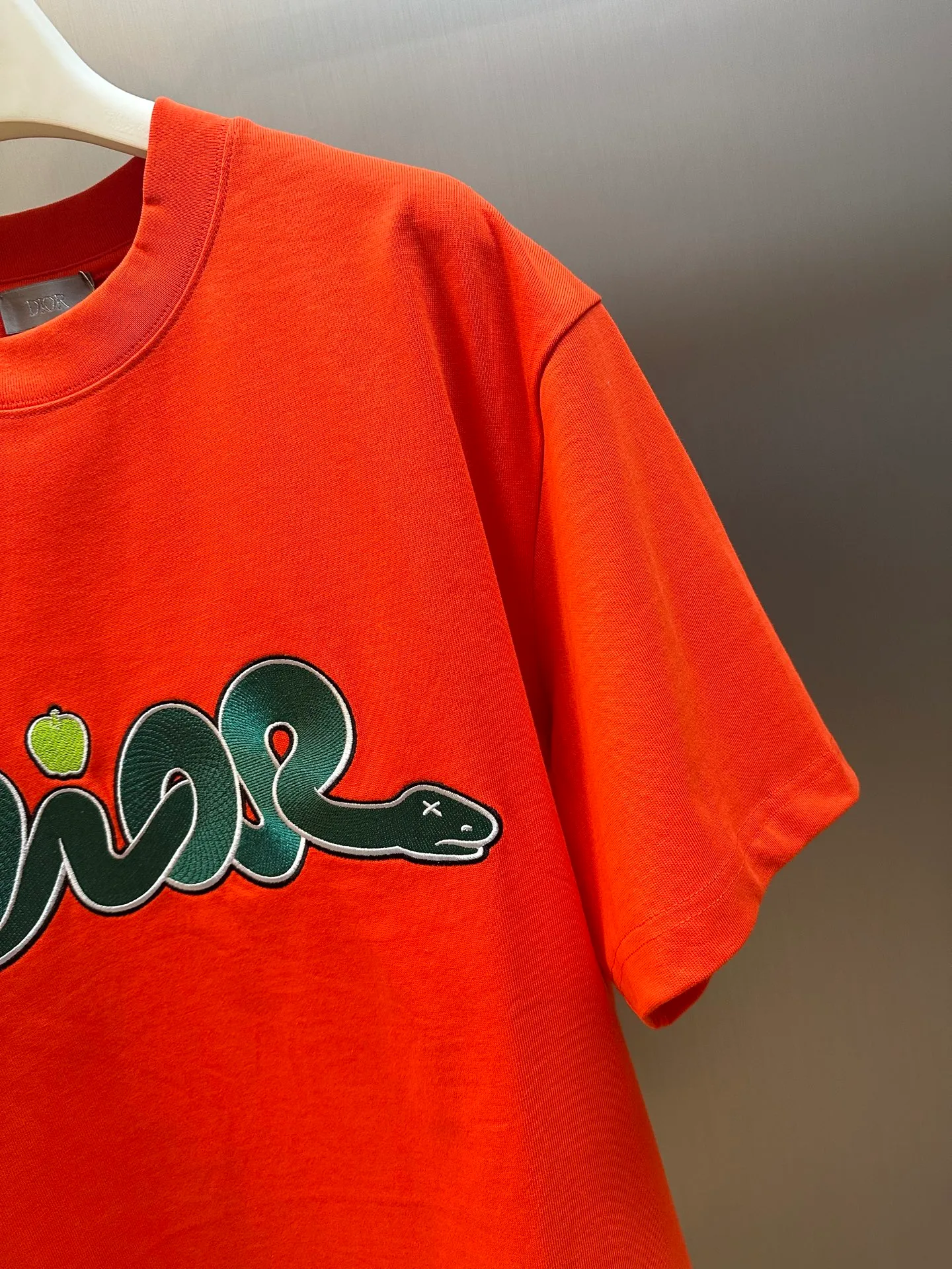 🅿️330 Dior Year of the Snake co-branded bloom-dyed short-sleeves are made of 21s double yarn cotton plain weave. Weighing 320g, it is equipped with 21 pairs of fine cotton yarns and 1*1 horizontal machine woven threads. The front and rear hems are printed with digital direct-injection printing, with large-size patterns throughout.  The front panel is embroidered with a Tajima embroidery machine imported from Japan. The number of embroidery stitches reaches 130,000. The thread color is matched with satin patch to increase stiffness to avoid shifting during the embroidery process. The three-layer embroidery method of short-needle tatami is matched with the new Year of Snake co-branded hangtag size: xs s m l