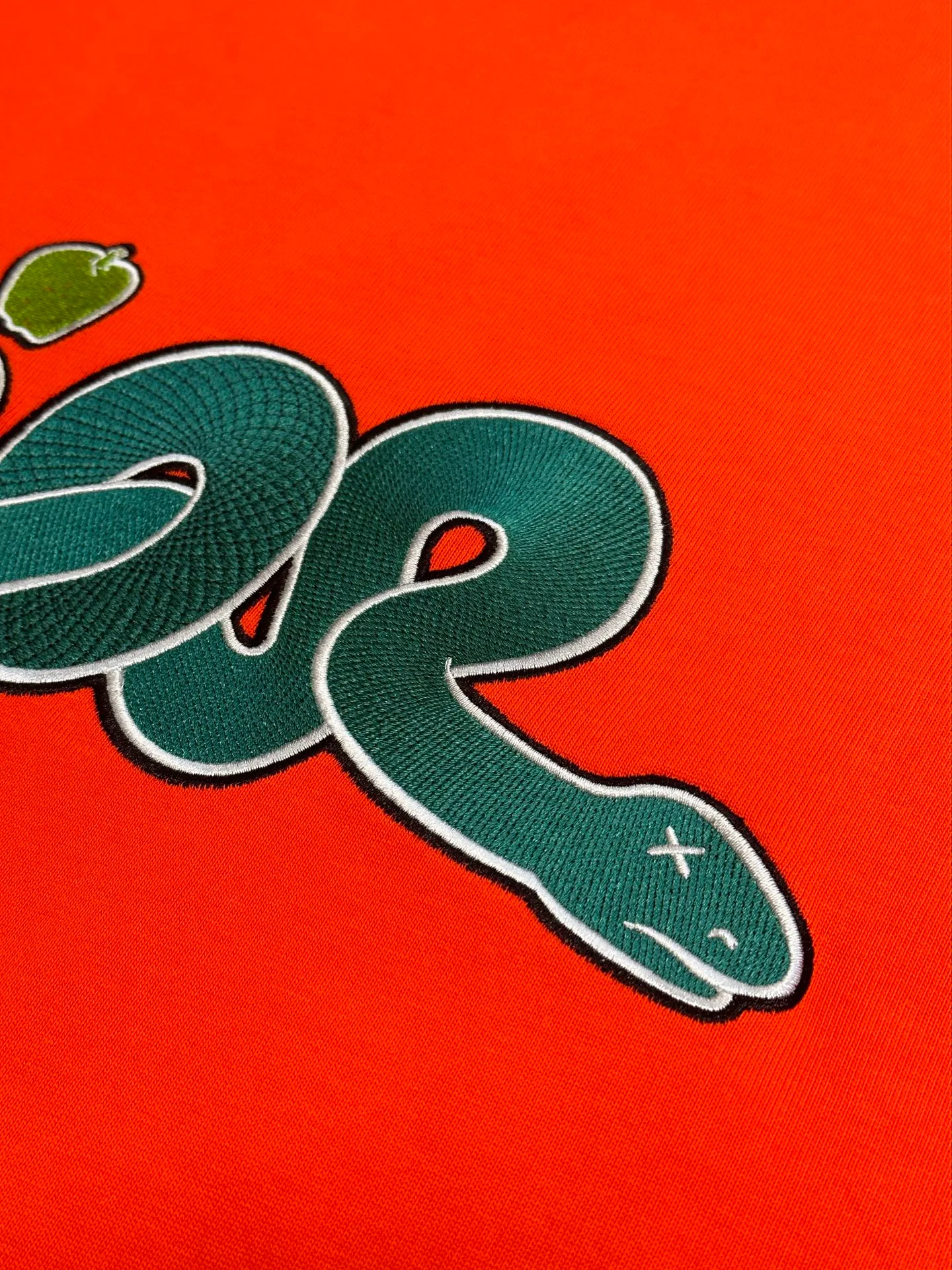 🅿️330 Dior Year of the Snake co-branded bloom-dyed short-sleeves are made of 21s double yarn cotton plain weave. Weighing 320g, it is equipped with 21 pairs of fine cotton yarns and 1*1 horizontal machine woven threads. The front and rear hems are printed with digital direct-injection printing, with large-size patterns throughout.  The front panel is embroidered with a Tajima embroidery machine imported from Japan. The number of embroidery stitches reaches 130,000. The thread color is matched with satin patch to increase stiffness to avoid shifting during the embroidery process. The three-layer embroidery method of short-needle tatami is matched with the new Year of Snake co-branded hangtag size: xs s m l
