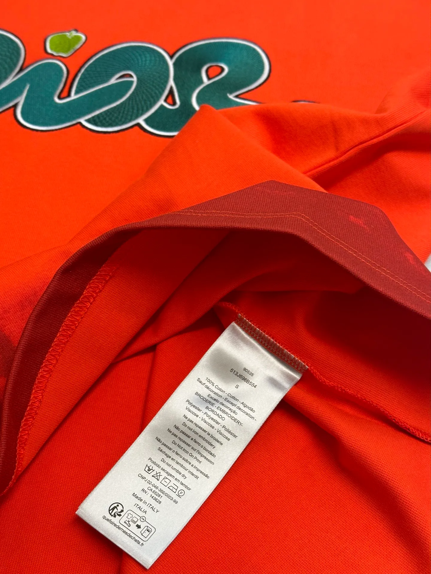 🅿️330 Dior Year of the Snake co-branded bloom-dyed short-sleeves are made of 21s double yarn cotton plain weave. Weighing 320g, it is equipped with 21 pairs of fine cotton yarns and 1*1 horizontal machine woven threads. The front and rear hems are printed with digital direct-injection printing, with large-size patterns throughout.  The front panel is embroidered with a Tajima embroidery machine imported from Japan. The number of embroidery stitches reaches 130,000. The thread color is matched with satin patch to increase stiffness to avoid shifting during the embroidery process. The three-layer embroidery method of short-needle tatami is matched with the new Year of Snake co-branded hangtag size: xs s m l