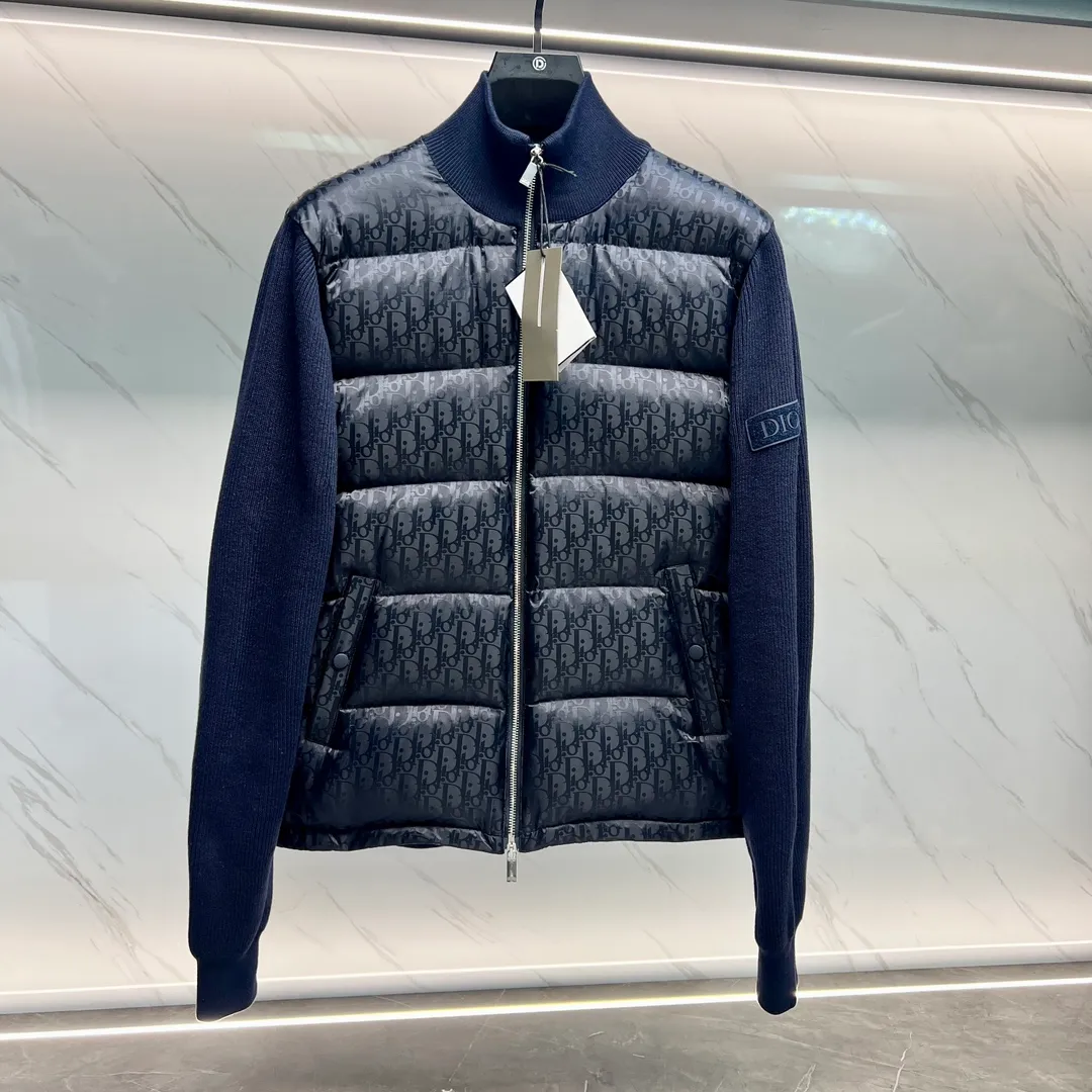 🅿️720. 💎High version💎 Dior CD Home 2023 Navy Blue Our very slow hardware comes from the hardware zippers and electroplating process introduced from Taiwan. You can compare my zipper with other zippers. You can hear the sound of the zipper. It is tight, smooth, and smooth. Secondly, our buttons are all facing in one direction. The buttons use the latest technology TPU apron. The reset is more sensitive than ordinary metal. The tensioner damping has higher precision in each touch, is more wear-resistant, and is more durable. Third, please note that wool products are bound to pill, but the probability of pilling varies depending on the time and place of use (it is recommended not to buy it). Fourth, please put mothballs on wool products when they are not being worn. The fabric is still made using Japan's Mitsubishi Textile jacquard technology with a high density of 150,000 stitches per square centimeter. It is then dip-dyed with pure water from Japan's Komatsu Refining Co., Ltd. in non-circulating segments, ensuring that every square foot of cloth on your body can be colorful with small color difference and energetic reflections can be seen on the sides. All pockets are made of pure cotton TR cloth. Pockets are the places we touch most during use. It may be touched hundreds of times a day, so we insist on saving money, and you can't tell if we can reduce the cost by 10 yuan. However, in order to pursue durability, and the original FK, we still choose the fabric used to make overalls as pocket cloth. This kind of fabric is widely used to make overalls, suit pants, suits, outdoor camping, and jungle trekking fabrics, so there is no problem if you touch your pockets hundreds of times a day. 95% pure white duck down, top-notch world-destroying version, and only made in one order. Hurry up and put it on the shelves, it may be taken off the shelves soon. Color: black, navy blue, gray, white Size: 44, 46, 48, 50, 52