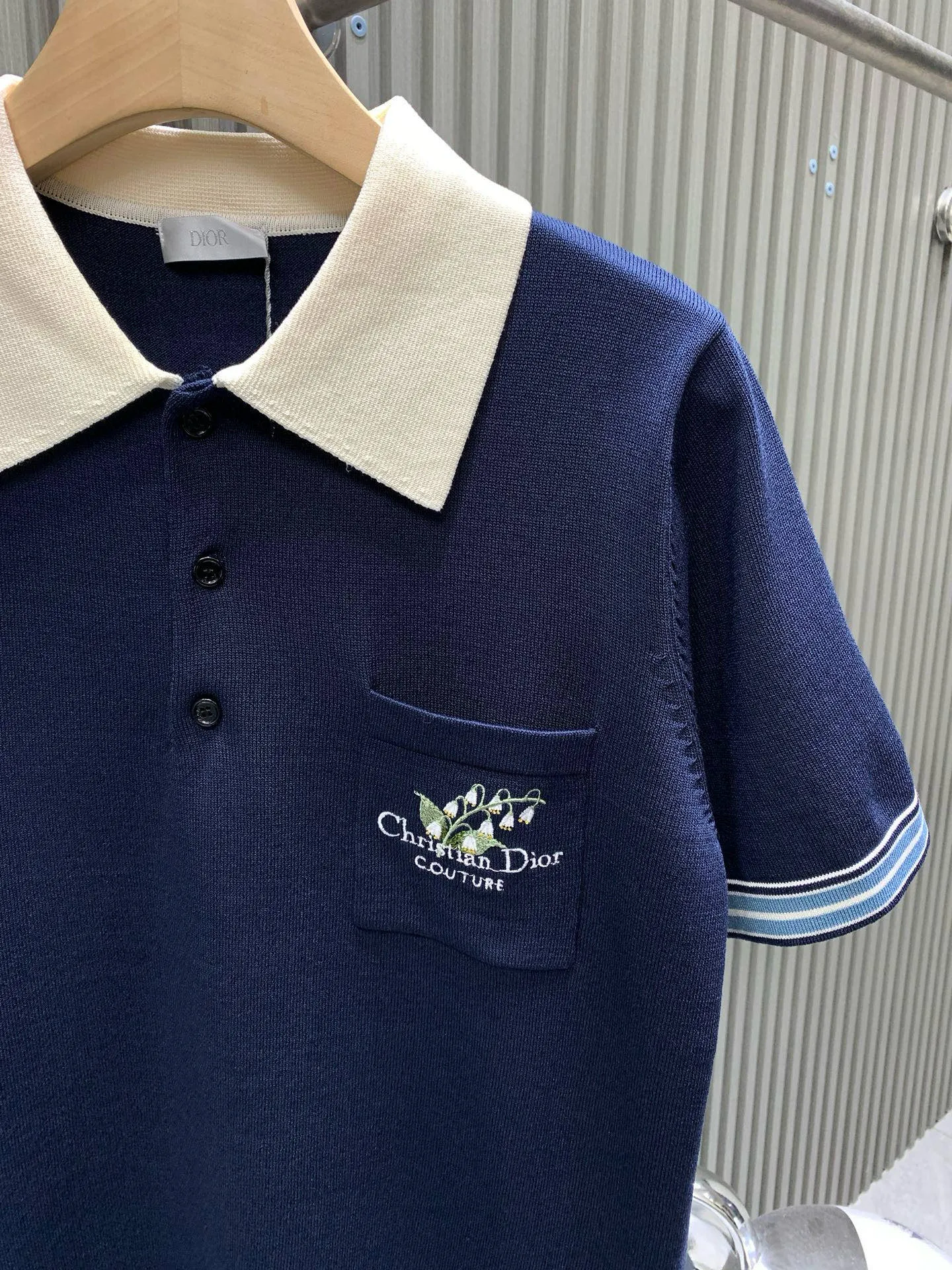 🅿️310 🀄️ DiOR Dior Dior embroidered lily of the valley lapel knitted short-sleeved YB purchase and printing. Made of custom imported cotton knitted material. The fabric is soft and comfortable, skin-friendly and breathable. The chest pocket is decorated with exquisite lily of the valley flower embroidery. Brand logo and slogan. Cuff stripe design. Can be matched with many types of clothing to create a fashionable look. Customized accessories. Complete three standards. Same style for men and women.