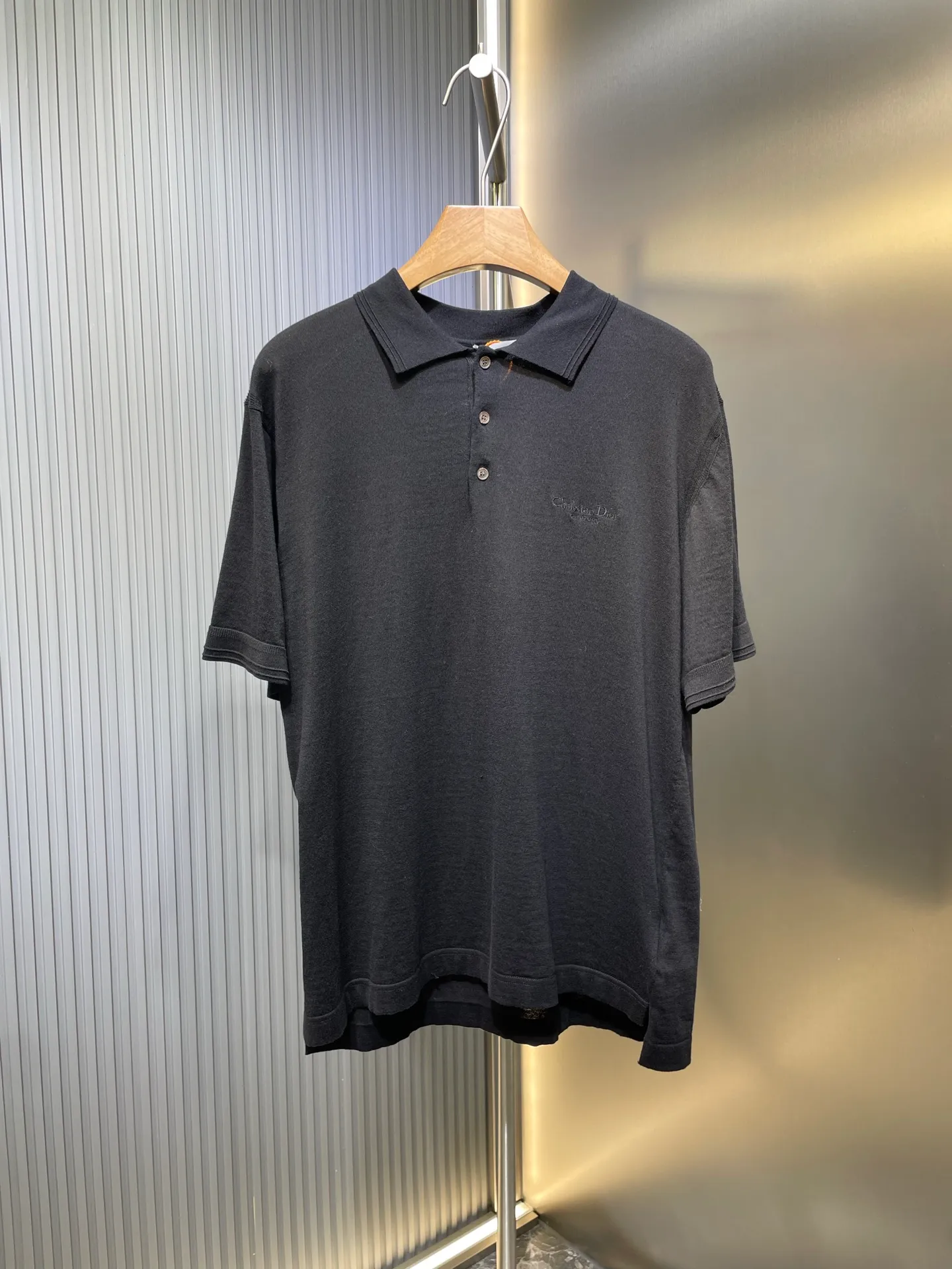 🅿️370 Dior knitted embroidered Polo shirt, custom-made 60-count ultra-fine cashmere cotton, delicate and soft, comfortable and close to the skin, decorated with Christian Dior Couture embroidery of the same tone as its essence, slowly unfolding on the clothes like a scroll, highlighting the unique charm of the brand. The ingenious encounter of sweaters and Polo shirts demonstrates the perfect symphony of simplicity and classics. Process 1: Valley wave process is a process that creates a raised effect on the surface of knitted fabrics. Special weaving technology forms obvious raised stripes on the surface of the fabric. Process 2: Jacquard process. A process that creates concave and convex patterns through clever interweaving of warp and weft threads, forming a pattern with a strong three-dimensional effect. Process 3: Using three-dimensional seams. It uses a specific sewing method at the seams to make the clothes more three-dimensional and fit the body. The workmanship is cumbersome and complicated. Process 4: Garment washing water is added to soften and deodorize the process. Professional washing equipment and specific detergents are used. Deep clean and deodorize clothes to improve the feel and appearance of clothes Accessories: Customized 1:1 Dior mother-of-pearl buttons Customized 1:1 Dior trademark Fit: Loose fit Size: S M L XL Style number: 25124-A65