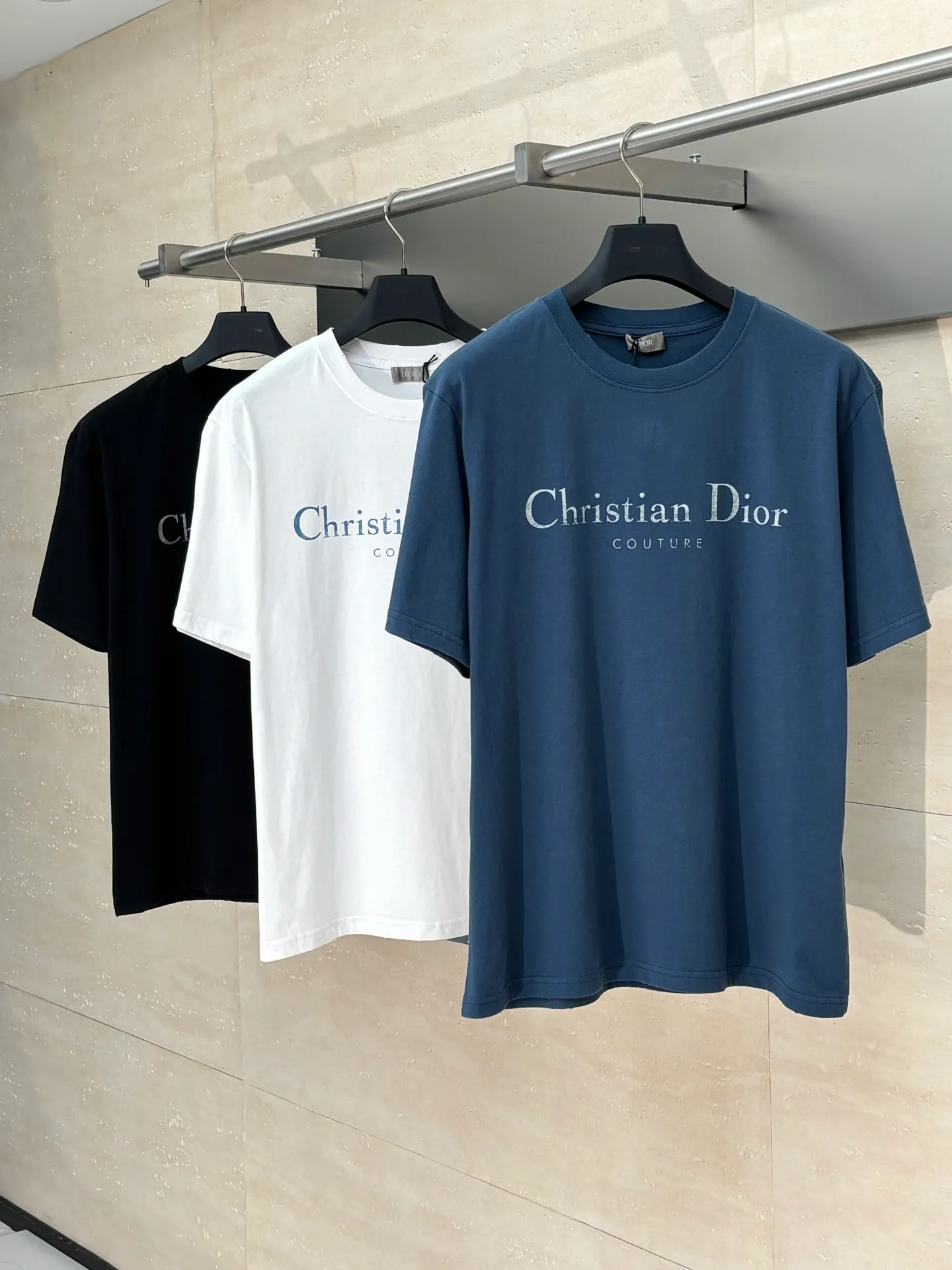 🅿️256 Dio*/Dior 25Ss new mottled letter printed holed short sleeves on the chest. Imported pure cotton fabric, crisp appearance, with the soft characteristics of cotton fabric. Breathable and dry, it can quickly discharge moisture and not stick to the body when sweating. High-density dot printing process. There is a subtle blurring design effect in the printing effect. The film screen is made of extremely fine gauze material. Adjust the depiction on the film according to the number of dots on the actual object. The production of restoration is difficult, and the slurry is fine and has good mesh passing ability. The whole piece is positioned and washed and frayed. The design combines the elements of "frayed" and "knitted". The irregular frayed design of the whole body gives simple garments a rebellious sense of destruction. The stone grinding washing process positions the holes. The garment products use a stone mill laser positioning to manually destroy the wear effect. Every frayed place is made by hand, so that the natural wear of the fabric can achieve the most harmonious visual effect. After stone grinding and washing, it can show a strong retro atmosphere. Size：S/M/L