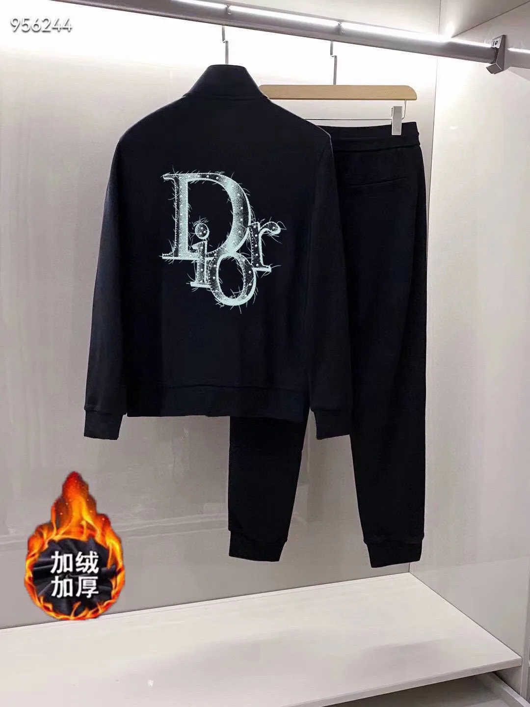 🅿️460 brand [DIOR Dior] (velvet and thickened) 2025 autumn and winter new product, celebrities' favorite fashion-flavored casual suit, clean and neat tailoring, full of urban style. Made of high-quality customized fabrics, the inner warmth is excellent, the hand feels soft and dry, and the upper body effect is crisp and stylish. The three-dimensional cutting process and the pattern are all of high standards, and the silhouette version has the right benefits! It is not tight at all, and you feel good when you put it on. So many top-quality raw materials create high-end products with unparalleled value. It is the first choice for high-end fashion people. (Size: M-4XL can wear up to 200 pounds)