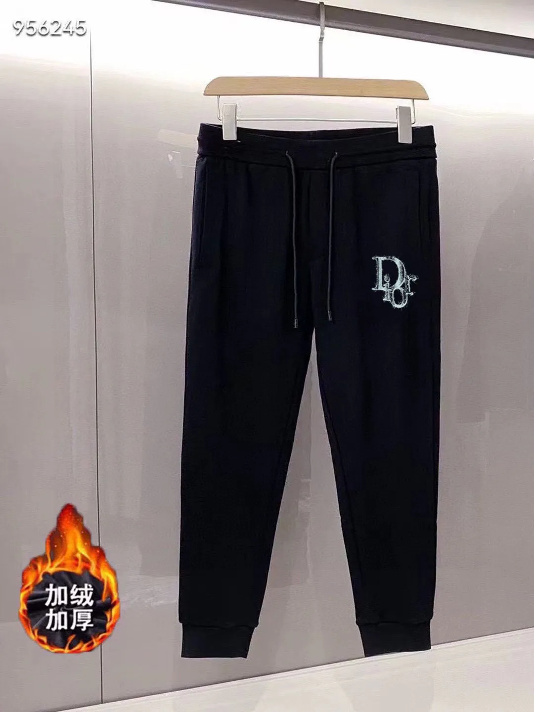 🅿️460 brand [DIOR Dior] (velvet and thickened) 2025 autumn and winter new product, celebrities' favorite fashion-flavored casual suit, clean and neat tailoring, full of urban style. Made of high-quality customized fabrics, the inner warmth is excellent, the hand feels soft and dry, and the upper body effect is crisp and stylish. The three-dimensional cutting process and the pattern are all of high standards, and the silhouette version has the right benefits! It is not tight at all, and you feel good when you put it on. So many top-quality raw materials create high-end products with unparalleled value. It is the first choice for high-end fashion people. (Size: M-4XL can wear up to 200 pounds)
