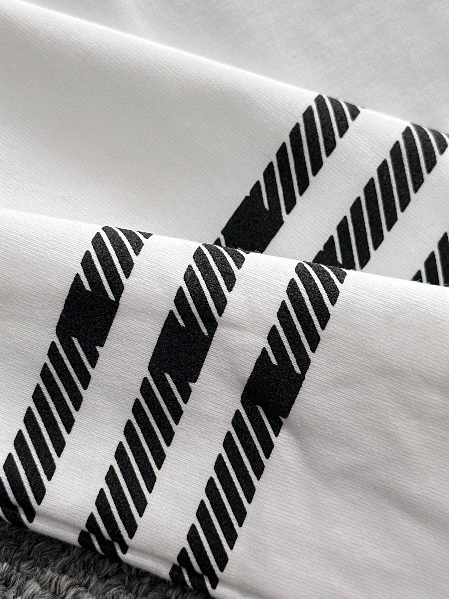 🅿️170 (arrives the next day) Dior 2025 new style chest pocket flocked war horse logo flocked stripe decoration same style for men and women short-sleeved T-shirt ·Customized 260g 100% double yarn pure cotton fabric ·Custom dyed 32 counts double thread ·Collar tag, main mark and three labels complete Color: White Size: XS S M L