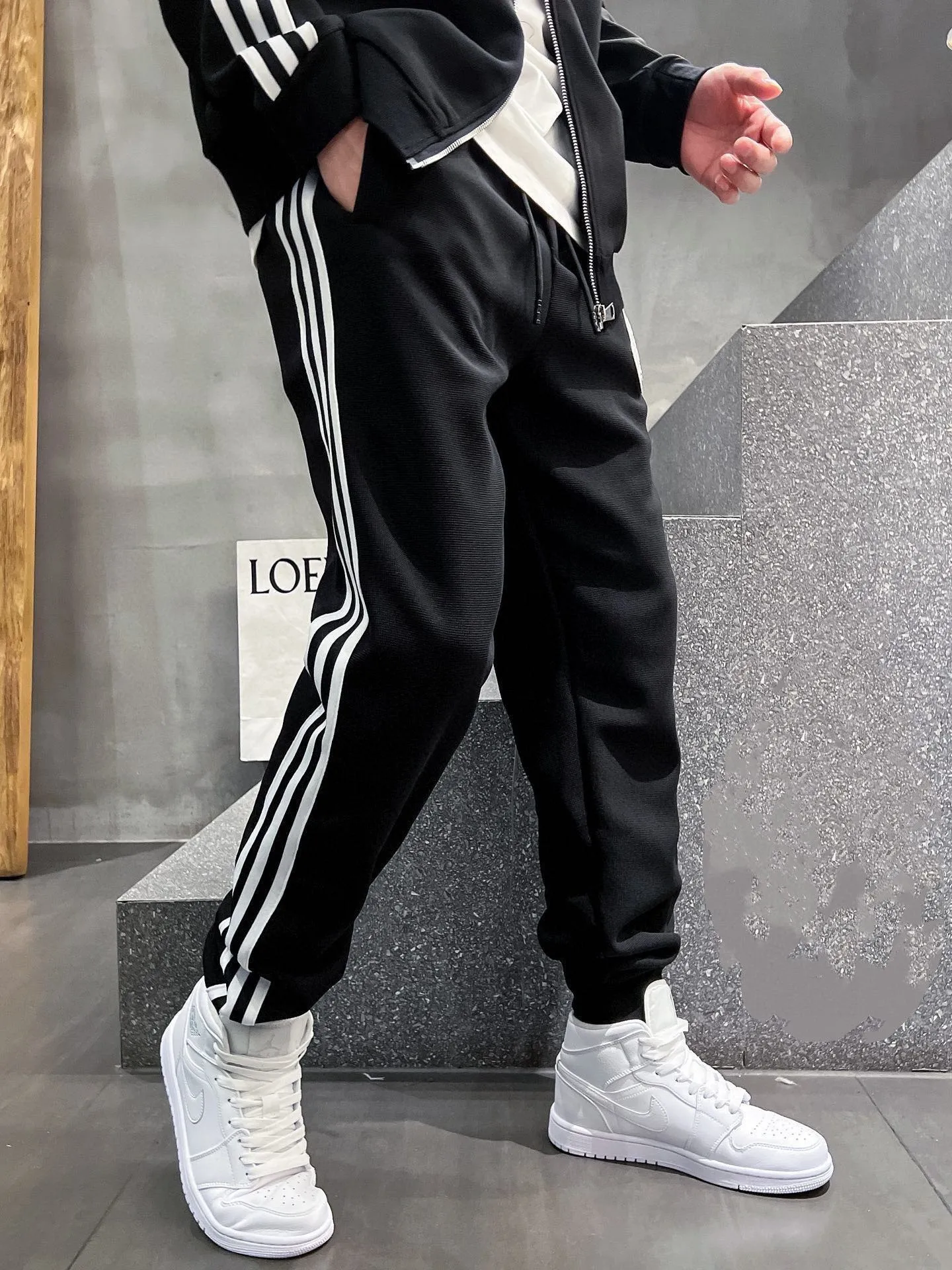 [DIOR Dior] Hot-selling suit is coming. Focus on the original version of the official website. 2025 new hot-selling cardigan and sweatshirt suit. The original order is the best. It is the meticulous work of top designers. It has a fitting and perfect upper body effect. All-natural high-quality Tencel Roman cotton 100%, close-fitting comfort, noble and elegant! Original hardware embodies elegance and nobility! Counter size: M-3XL (maximum wear up to 190 pounds)