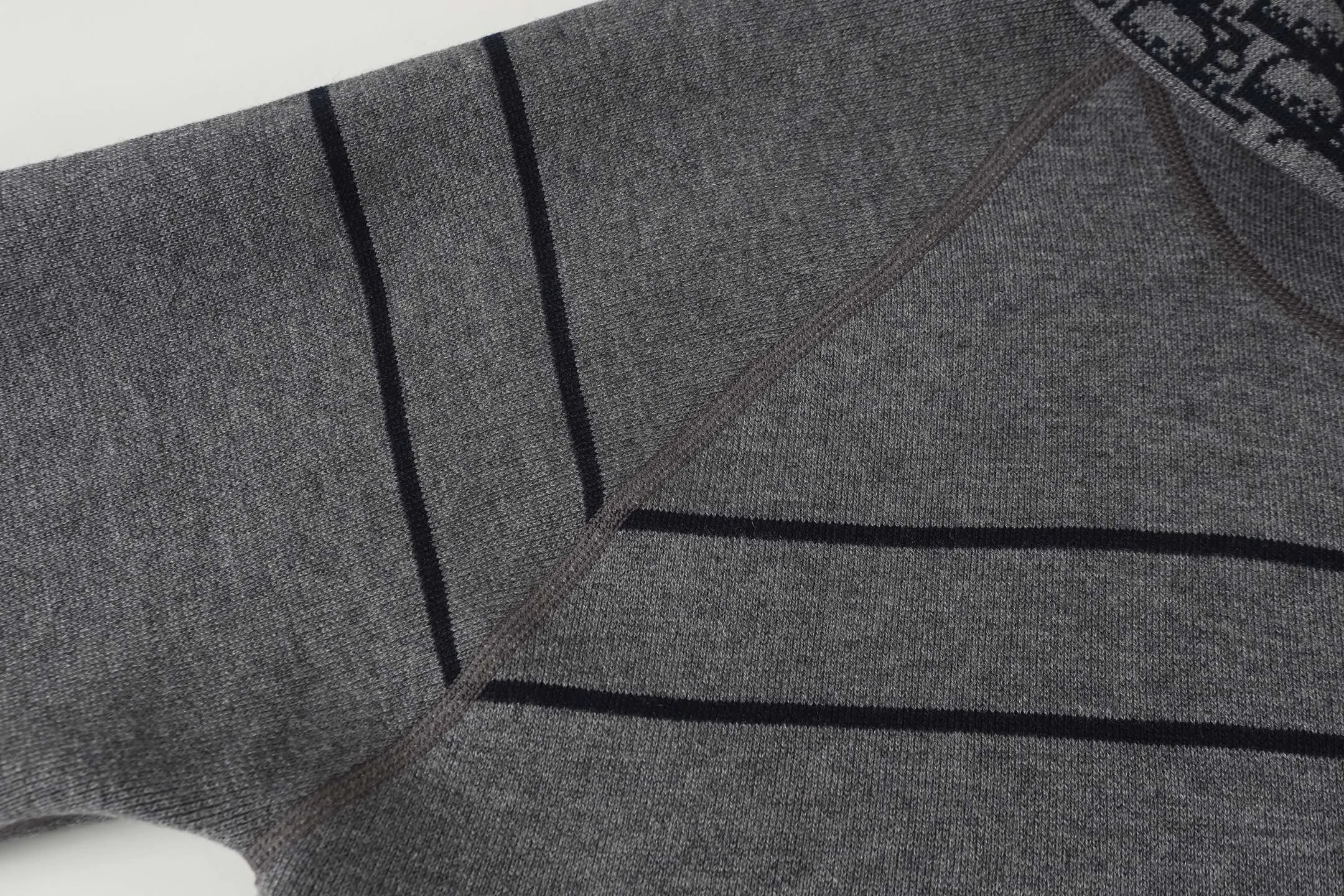 🅿️540 DIOR/Dior double-sided jacquard cashmere knitted hood (grey) was originally purchased and developed for 22,337 yuan. The fabric is made of cashmere blended knitted fabric, which is soft and comfortable. It features a zip closure at the front and subtle ribbed trimming at the cuffs and hem. The reversible design features a solid blue hue on one side and the brand's signature Oblique pattern on the other, with Cistian strap detailing on the back. The unlined cut ensures a light and effortless fit, while the slim fit creates an elegant silhouette. The entire piece has exquisite craftsmanship, double-sided knitting technology enables reversible wear, and ribbed edges enhance the three-dimensional effect. Dry cleaning and maintenance are recommended to maintain the delicate texture of cashmere fabrics. This piece is both casual and fashionable, and can be easily matched with all kinds of clothing, showing the brand's exquisite craftsmanship and classic aesthetics. Color: Navy Gray Size: S M L